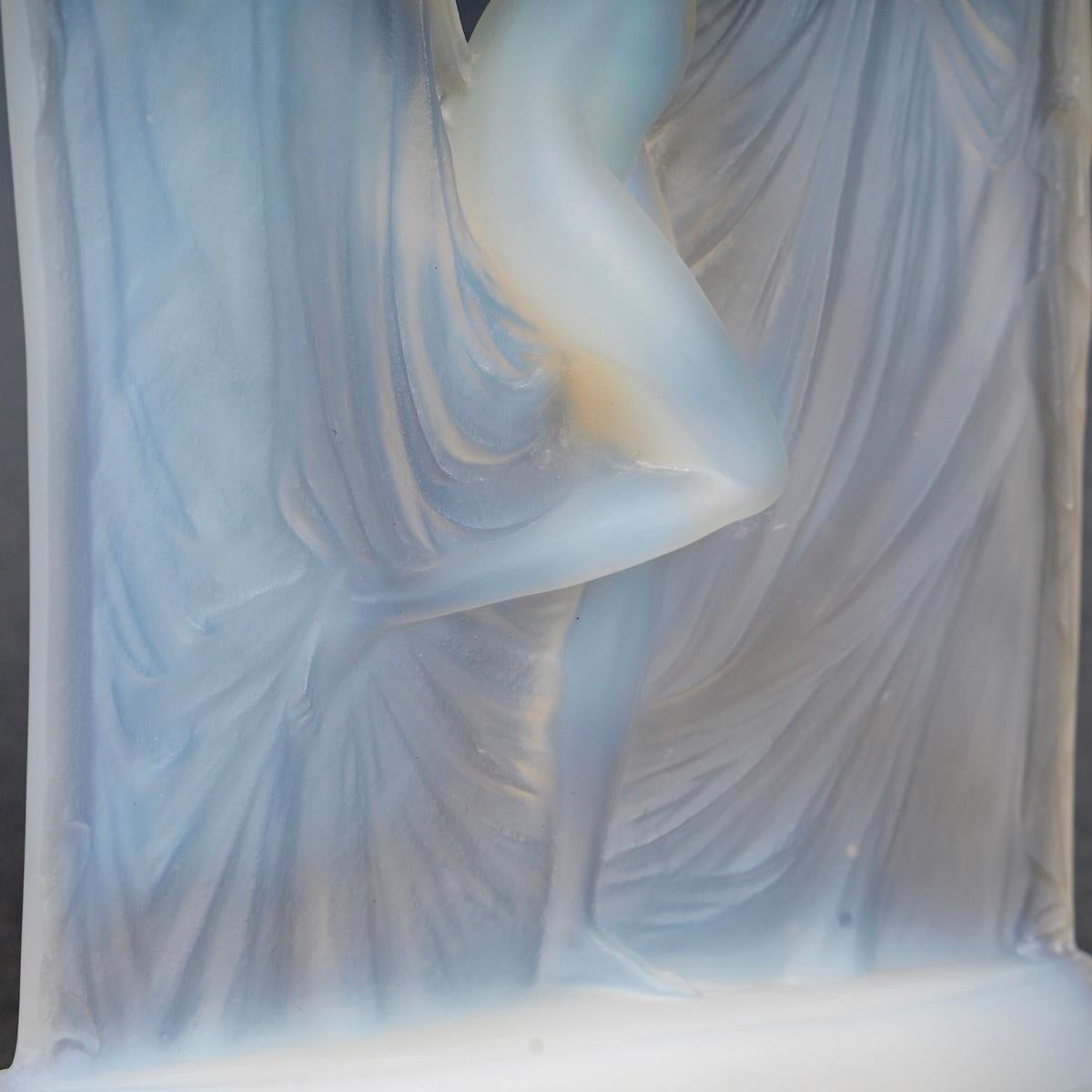 1925 René Lalique Statuette Suzanne Opalescent Glass - Frau Statue im Zustand „Gut“ im Angebot in Boulogne Billancourt, FR