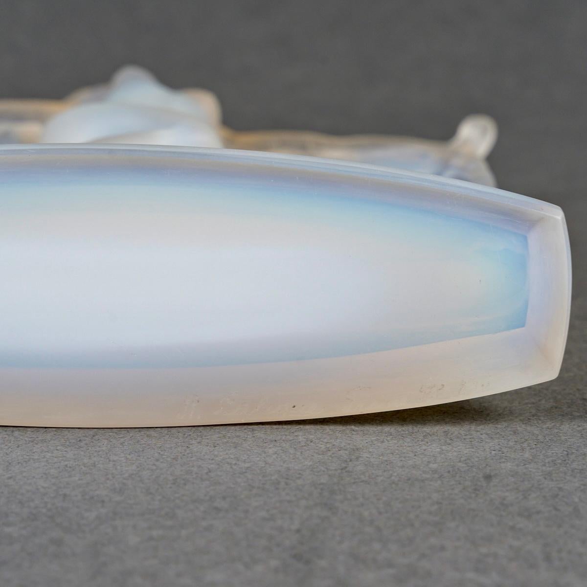1925 René Lalique Statuette Suzanne Opalescent Glass - Frau Statue (Frühes 20. Jahrhundert) im Angebot