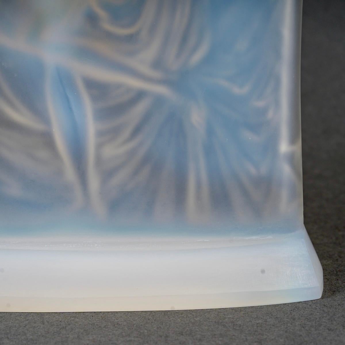 1925 René Lalique Statuette Suzanne Opalescent Glass - Frau Statue (Geblasenes Glas) im Angebot