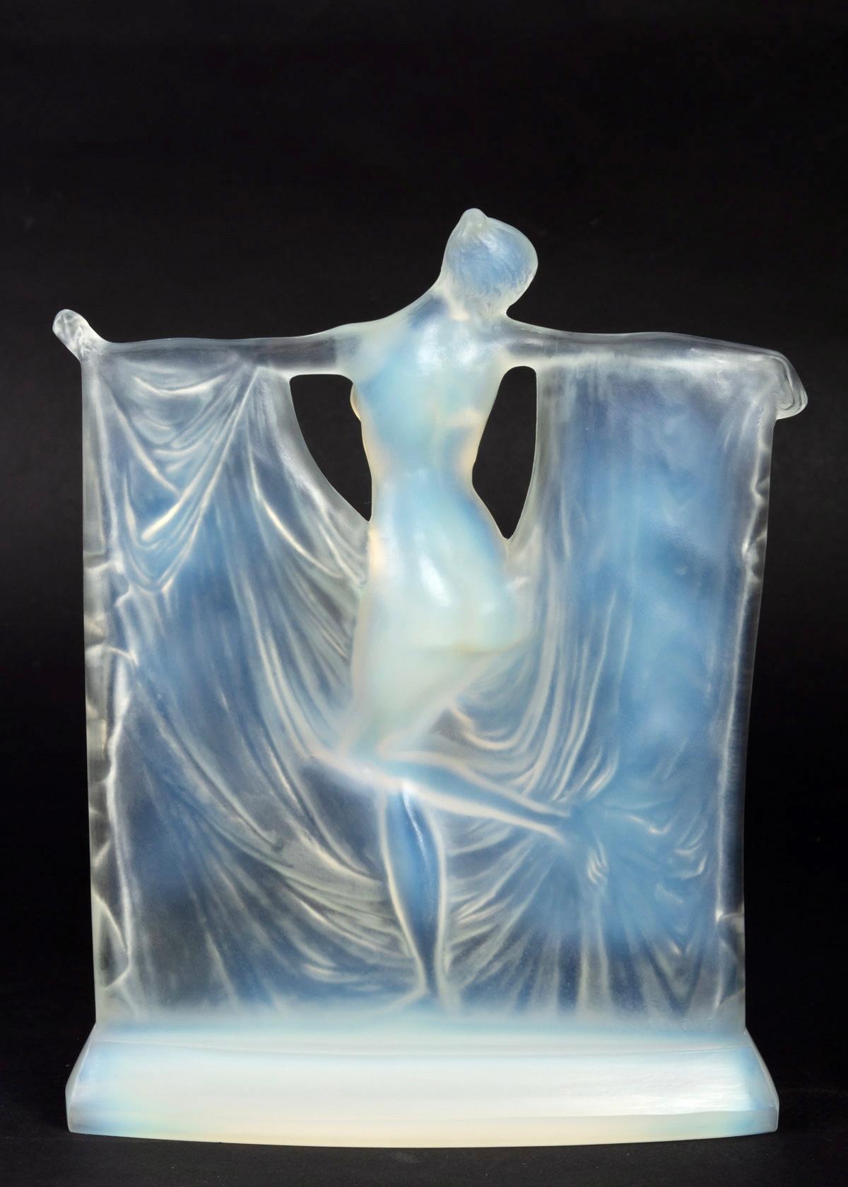 1925 René Lalique Suzanne Statuette Deep Milky Opalescent Glass, Frauenstatue (Art déco) im Angebot