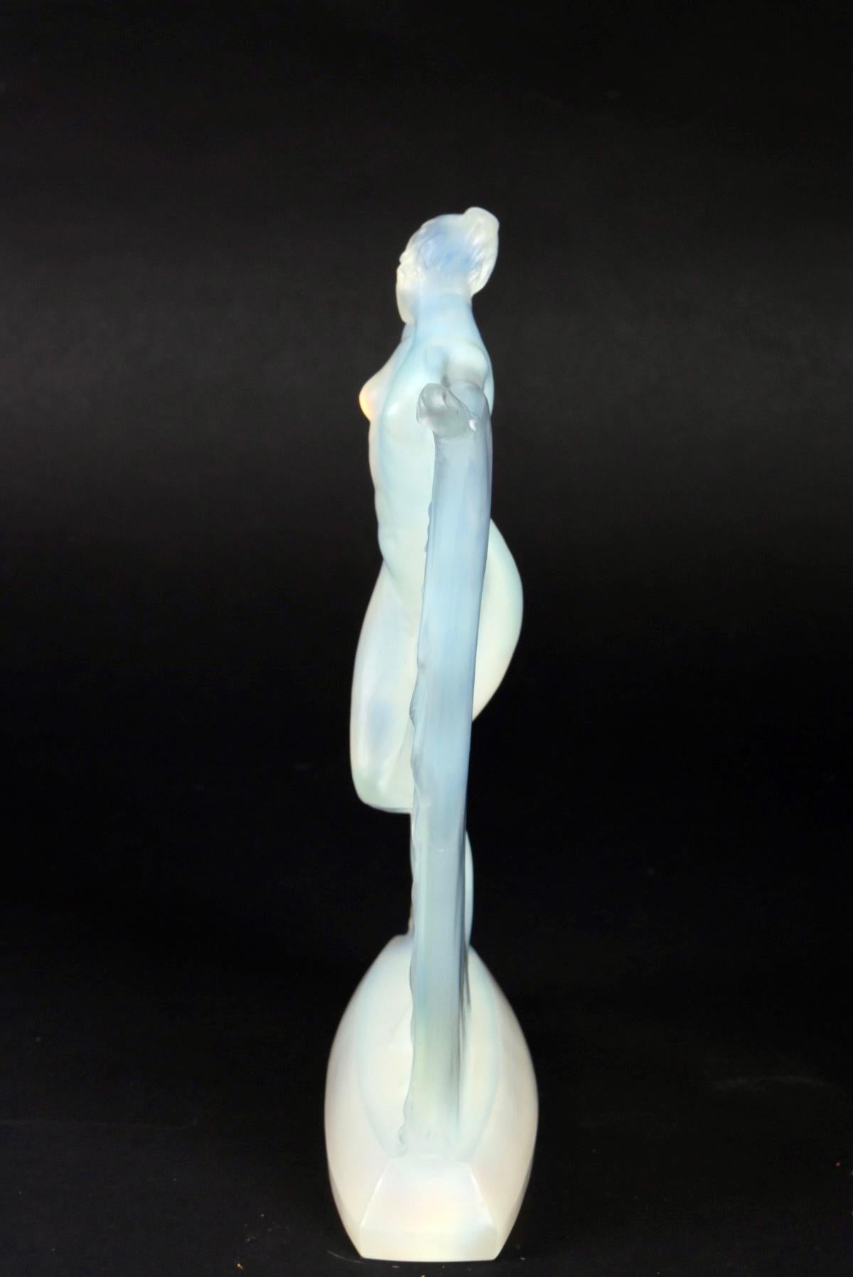 1925 René Lalique Suzanne Statuette Deep Milky Opalescent Glass, Frauenstatue (Europäisch) im Angebot