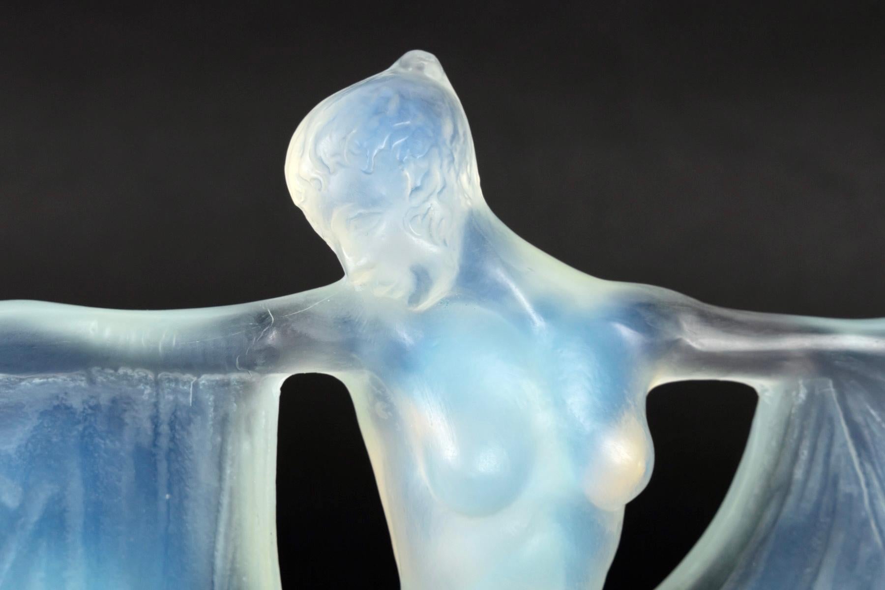 1925 René Lalique Suzanne Statuette Deep Milky Opalescent Glass, Frauenstatue (Geformt) im Angebot