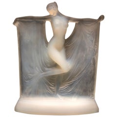 1925 René Lalique Statuette Suzanne en verre opalescent laiteux profond:: Statue de femme