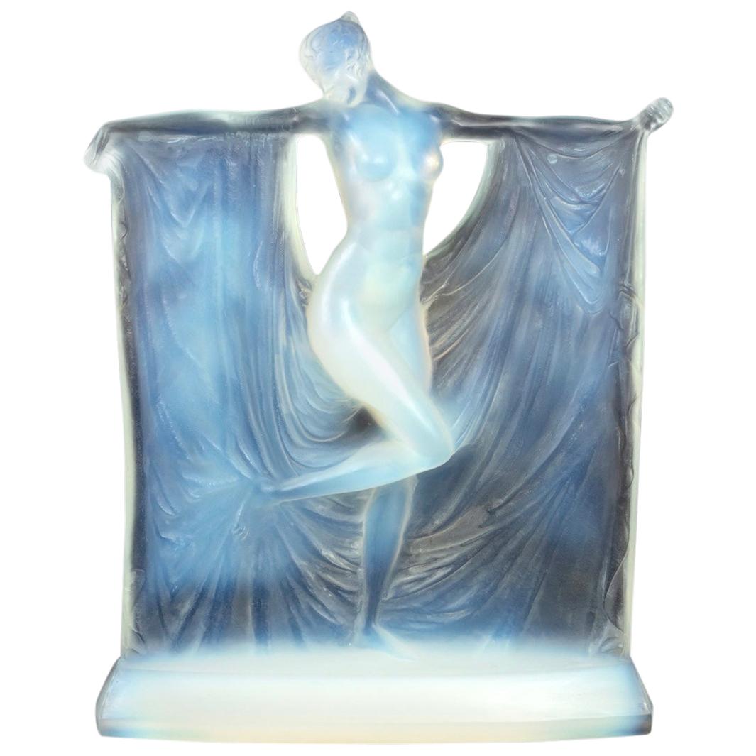 1925 René Lalique Suzanne Statuette Deep Milky Opalescent Glass, Frauenstatue im Angebot