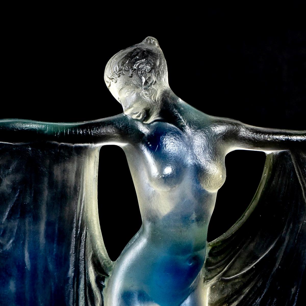 Art Deco 1925 René Lalique Suzanne Statuette Light Opalescent Glass, Woman Statue