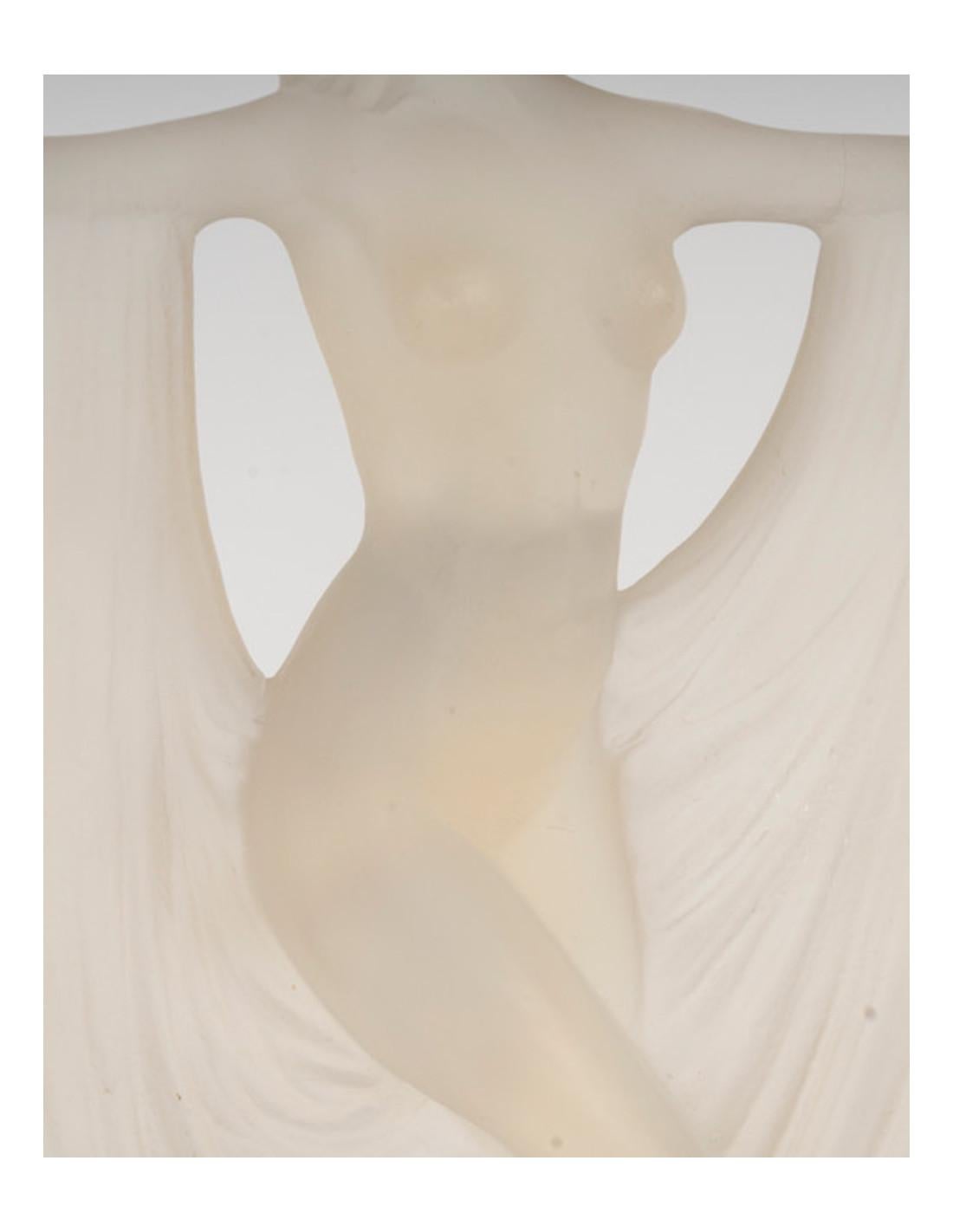 1925 René Lalique - 'Suzanne' statuette, opalescent glass In Excellent Condition For Sale In SAINT-OUEN-SUR-SEINE, FR
