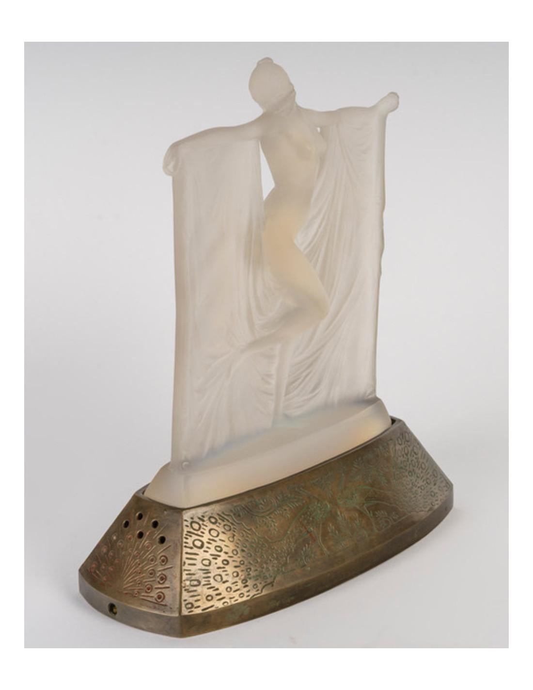 Glass 1925 René Lalique - 'Suzanne' statuette, opalescent glass For Sale