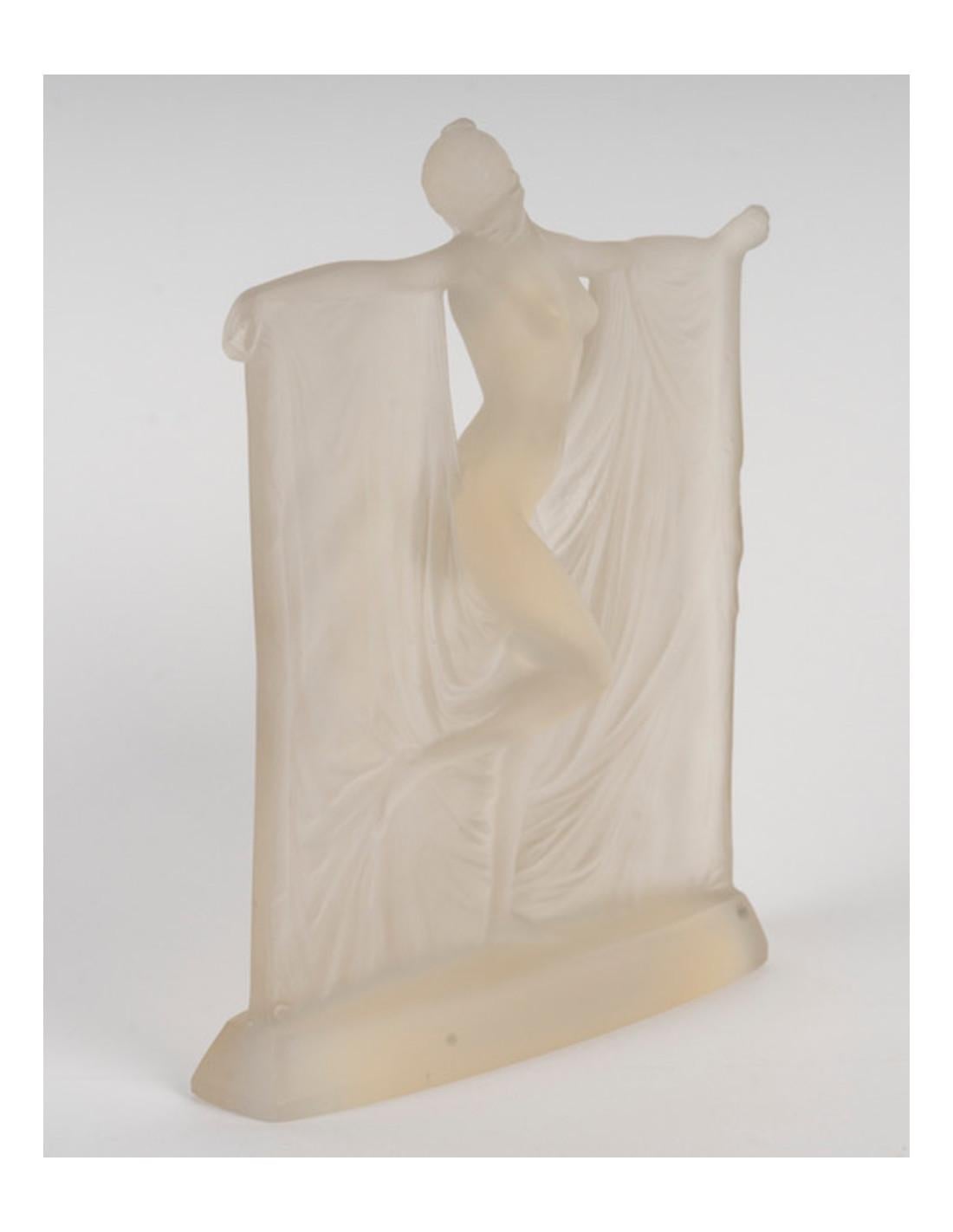 1925 René Lalique - 'Suzanne' statuette, opalescent glass For Sale 1