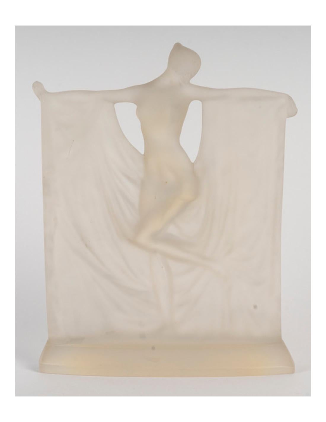 1925 René Lalique - 'Suzanne' statuette, opalescent glass For Sale 2