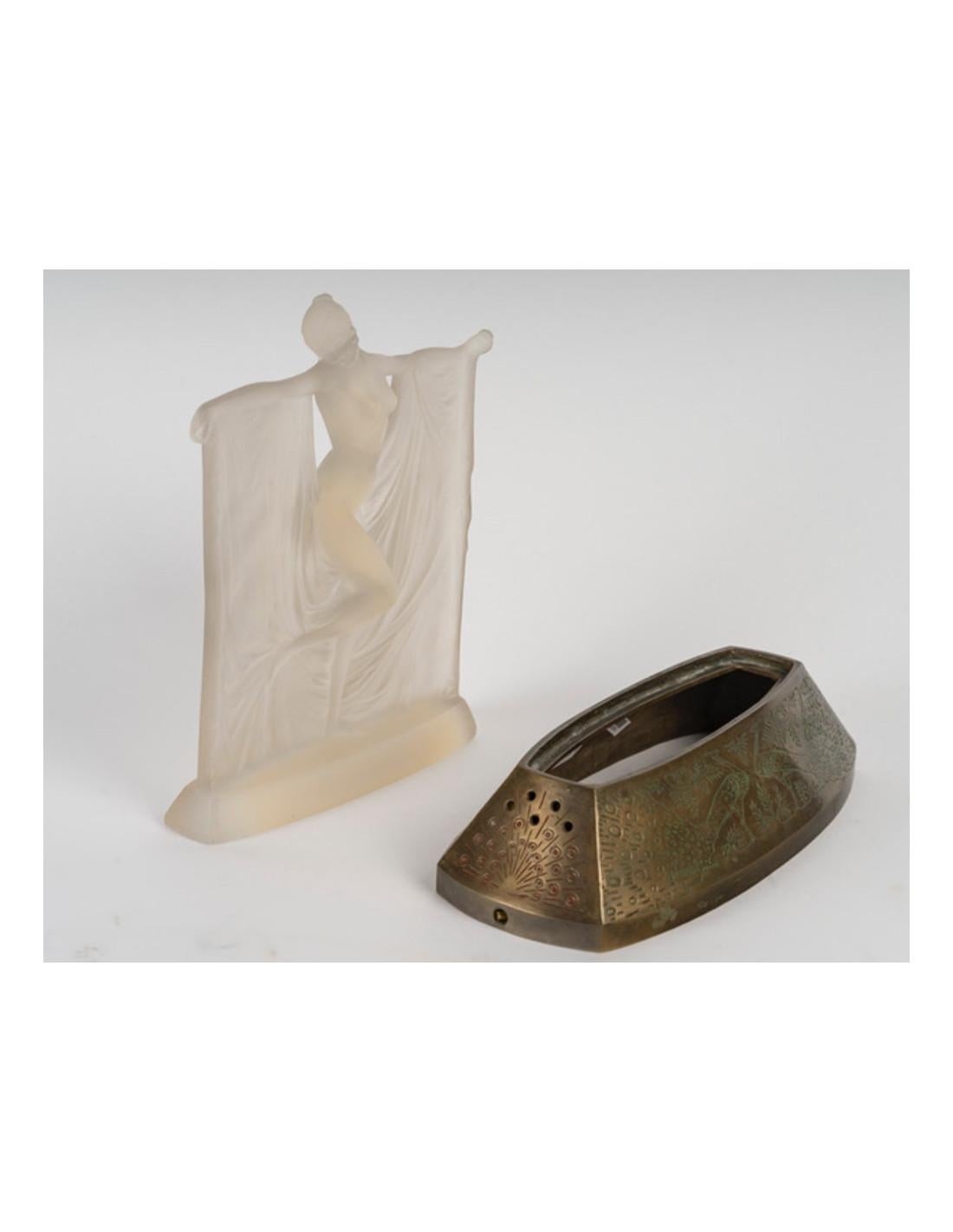 1925 René Lalique - 'Suzanne' statuette, opalescent glass For Sale 3