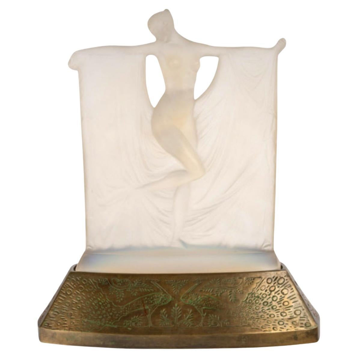 1925 René Lalique - 'Suzanne' statuette, opalescent glass For Sale