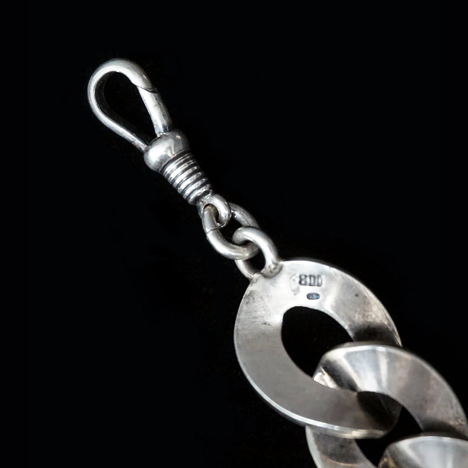 20ième siècle Chaîne collier autrichienne Charivari ou Montre 1925 avec breloques de chasse en vente