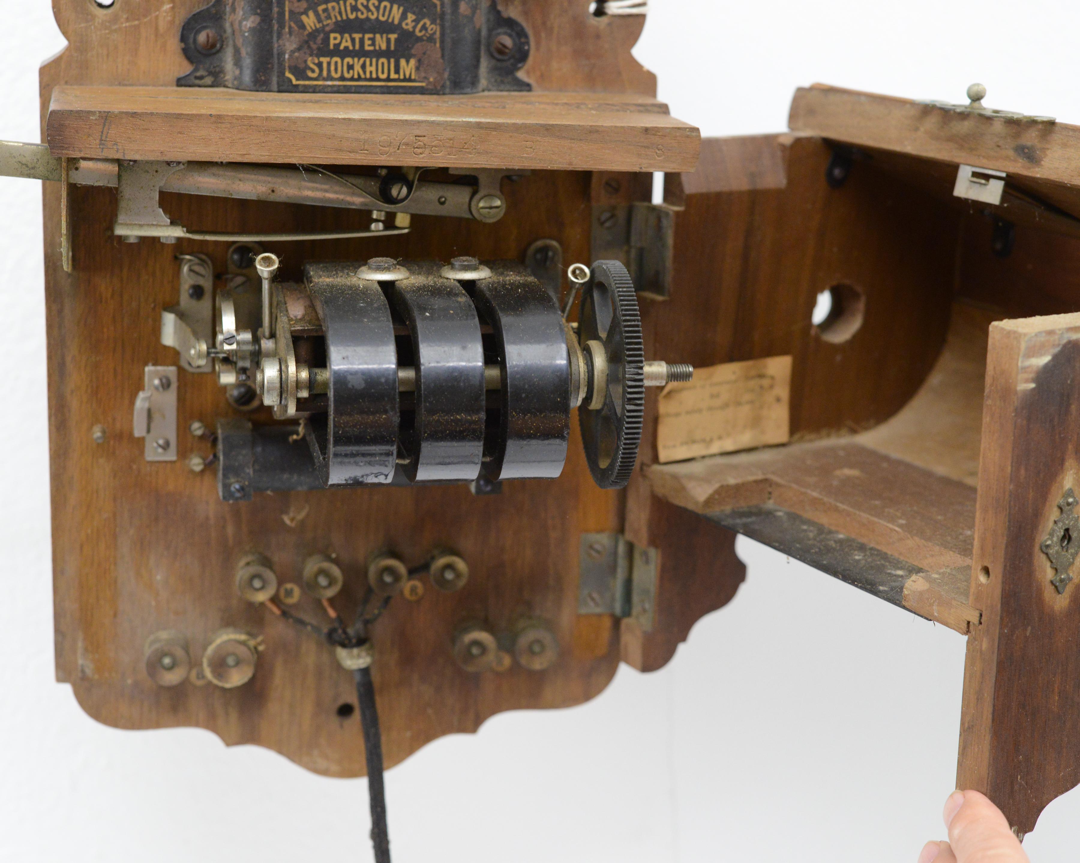 1925 Téléphone mural suédois en noyer ancien L.M. Magnéto à manivelle Ericsson AB130 en vente 3