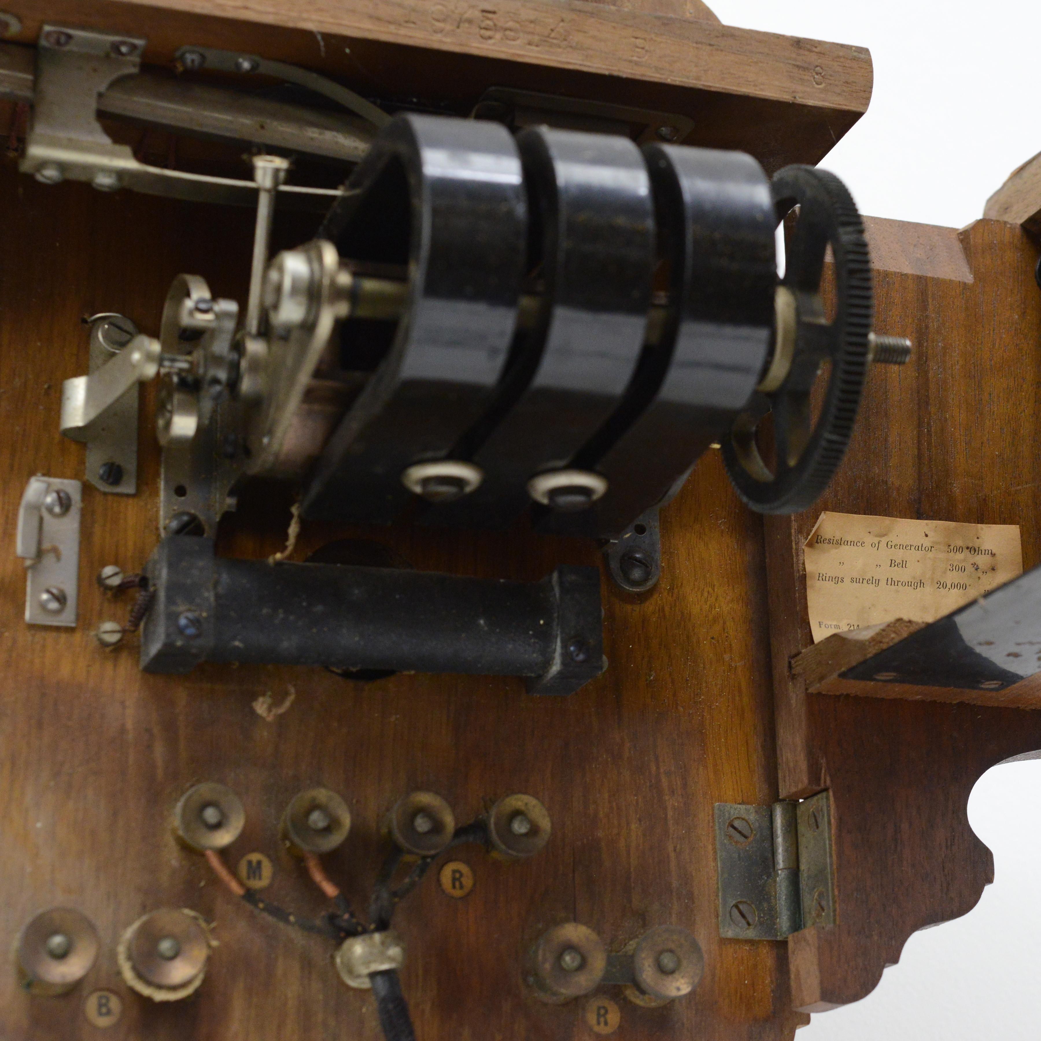 1925 Téléphone mural suédois en noyer ancien L.M. Magnéto à manivelle Ericsson AB130 en vente 4