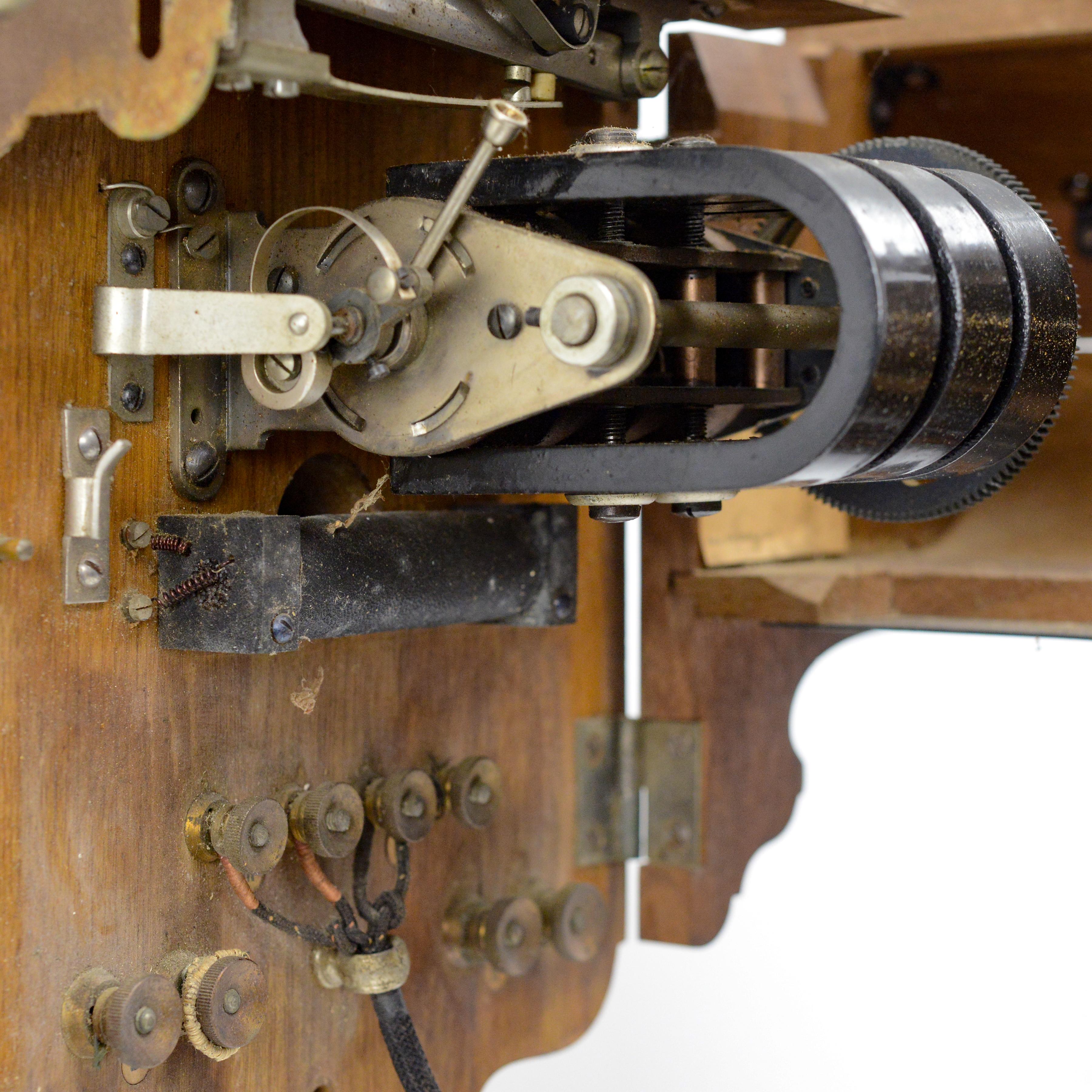 1925 Téléphone mural suédois en noyer ancien L.M. Magnéto à manivelle Ericsson AB130 en vente 5