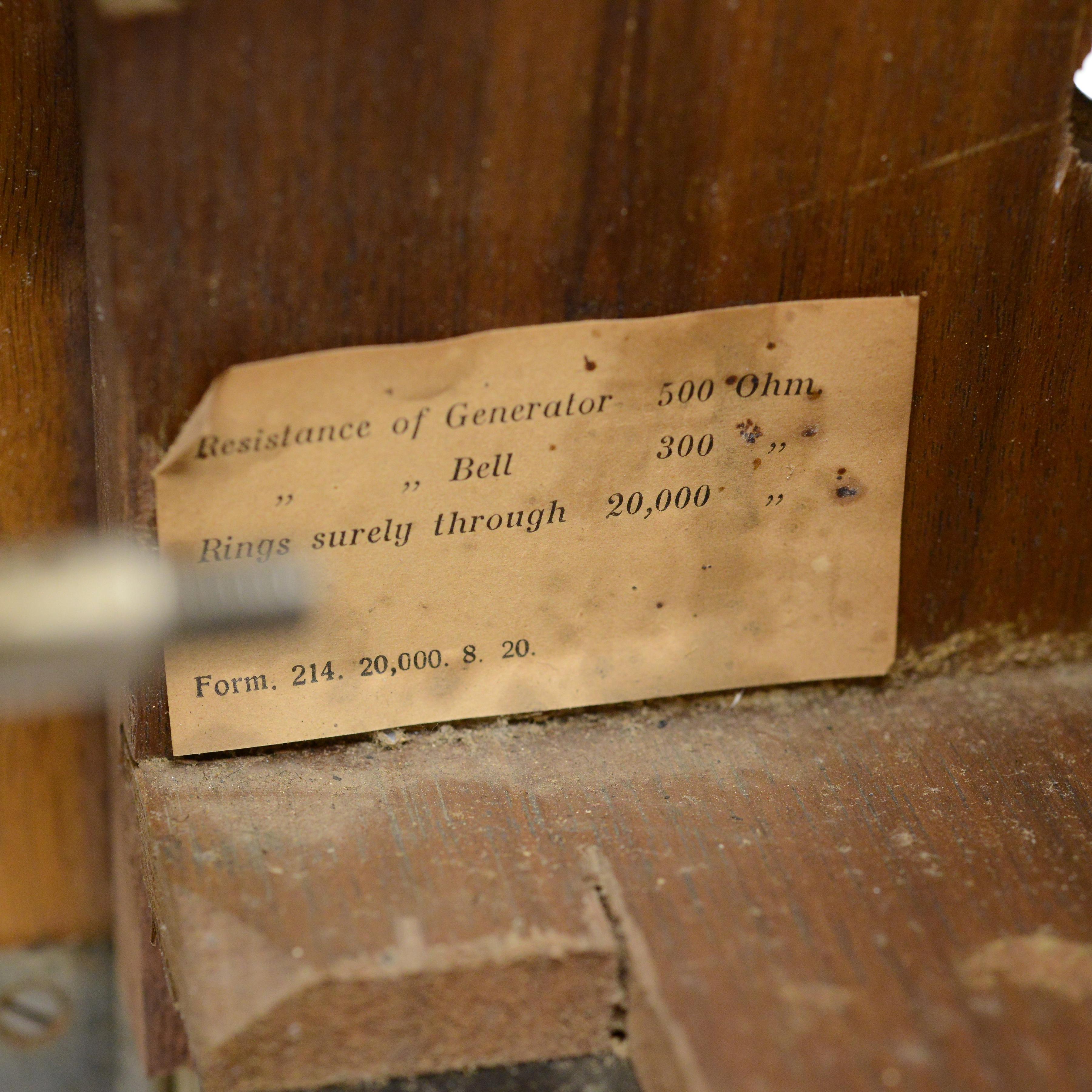 1925 Téléphone mural suédois en noyer ancien L.M. Magnéto à manivelle Ericsson AB130 en vente 7