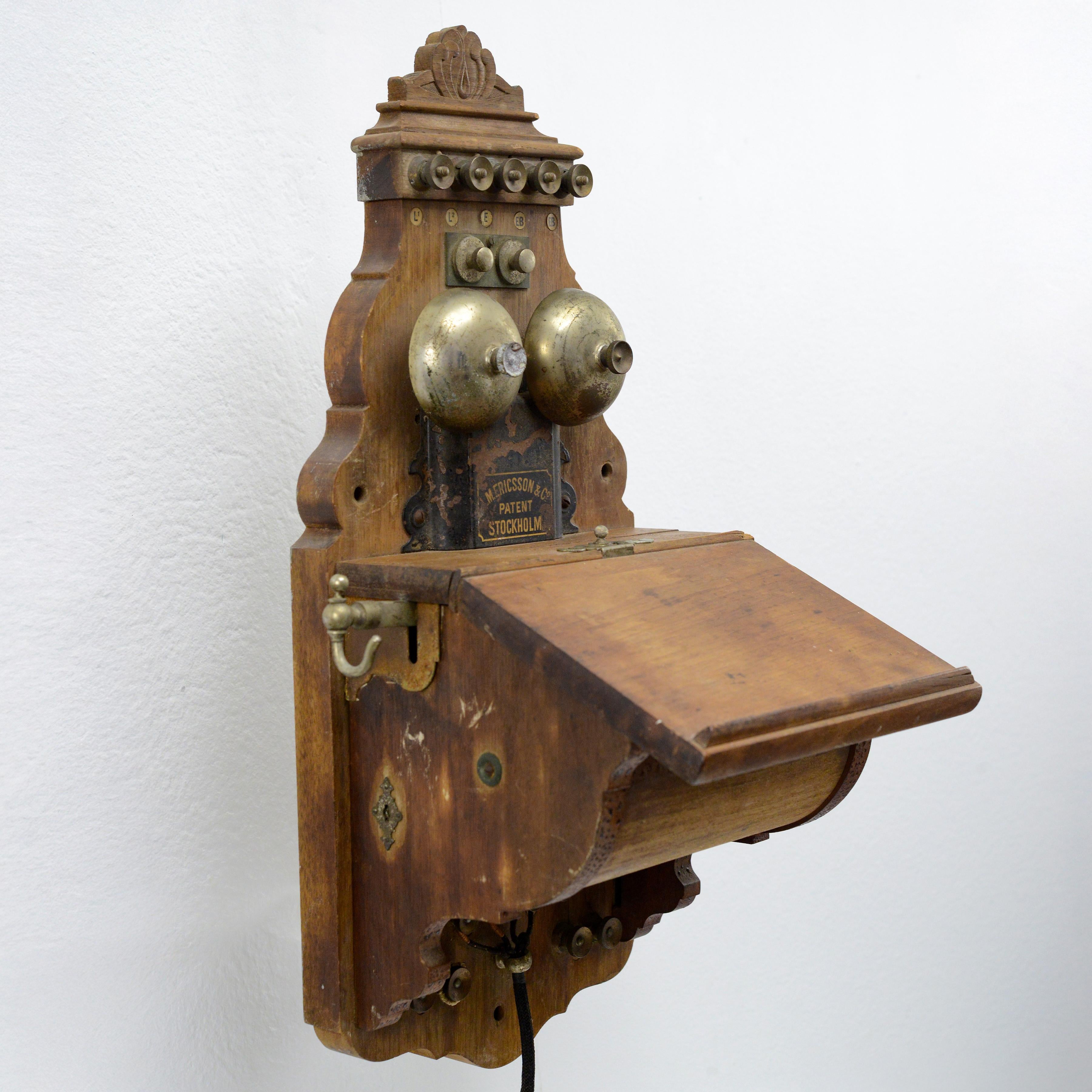 Art nouveau 1925 Téléphone mural suédois en noyer ancien L.M. Magnéto à manivelle Ericsson AB130 en vente