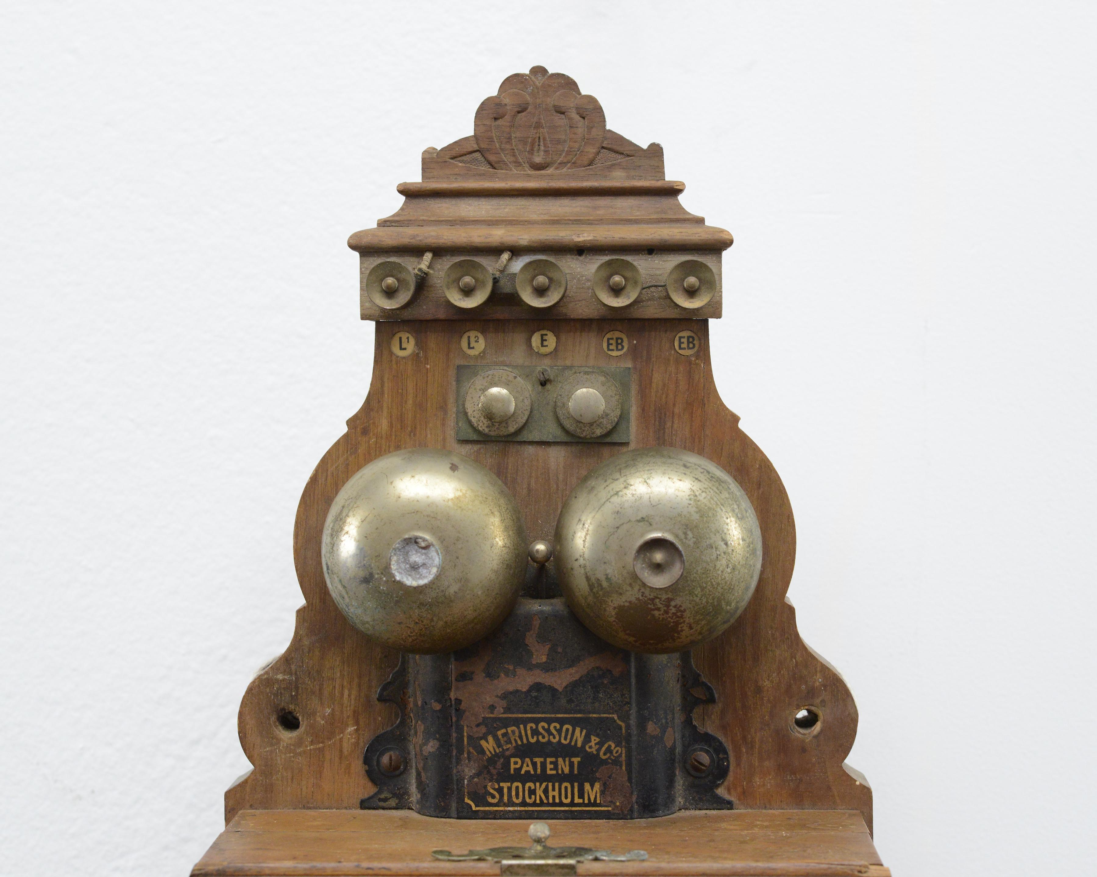 Sculpté à la main 1925 Téléphone mural suédois en noyer ancien L.M. Magnéto à manivelle Ericsson AB130 en vente