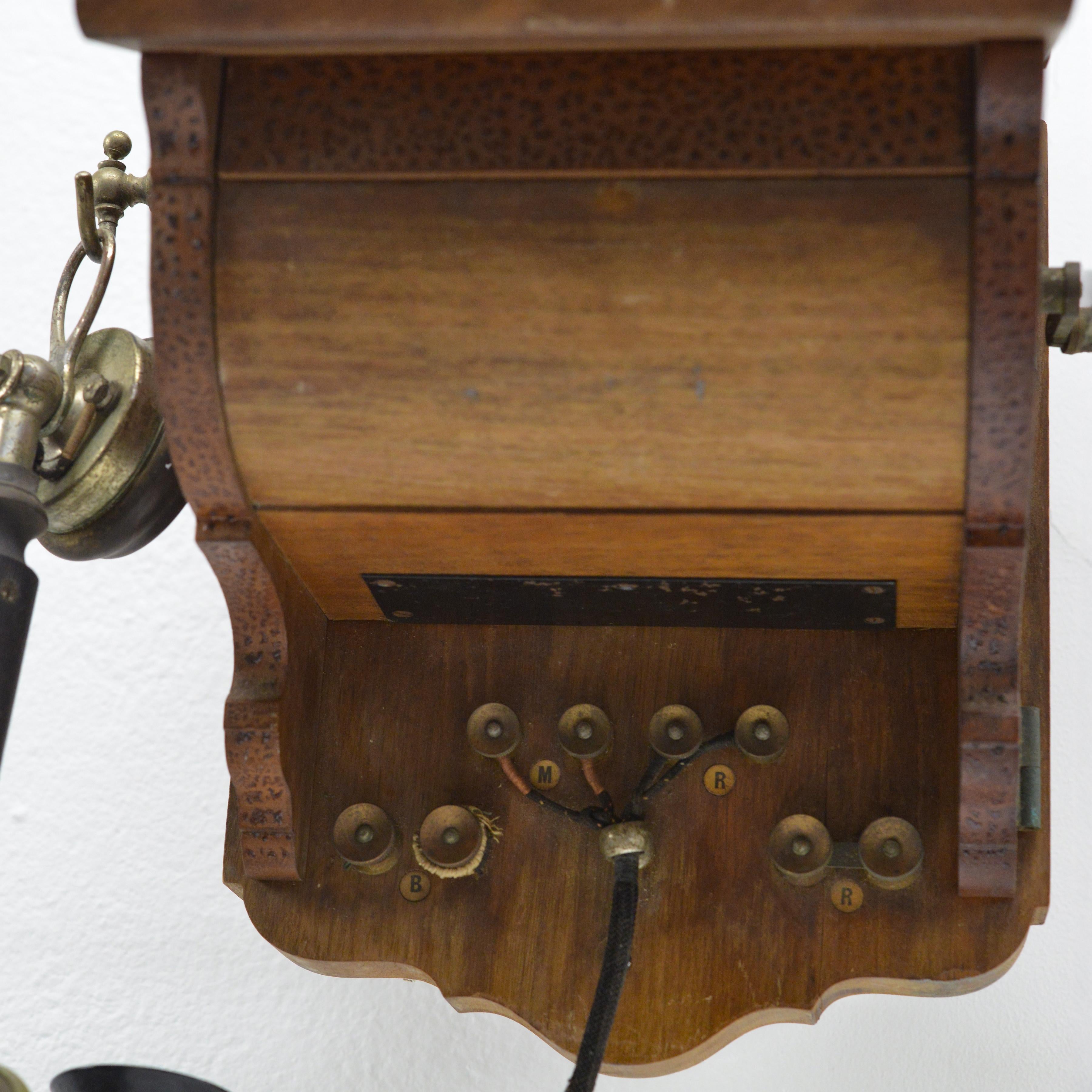 1925 Téléphone mural suédois en noyer ancien L.M. Magnéto à manivelle Ericsson AB130 Bon état - En vente à Sweden, SE