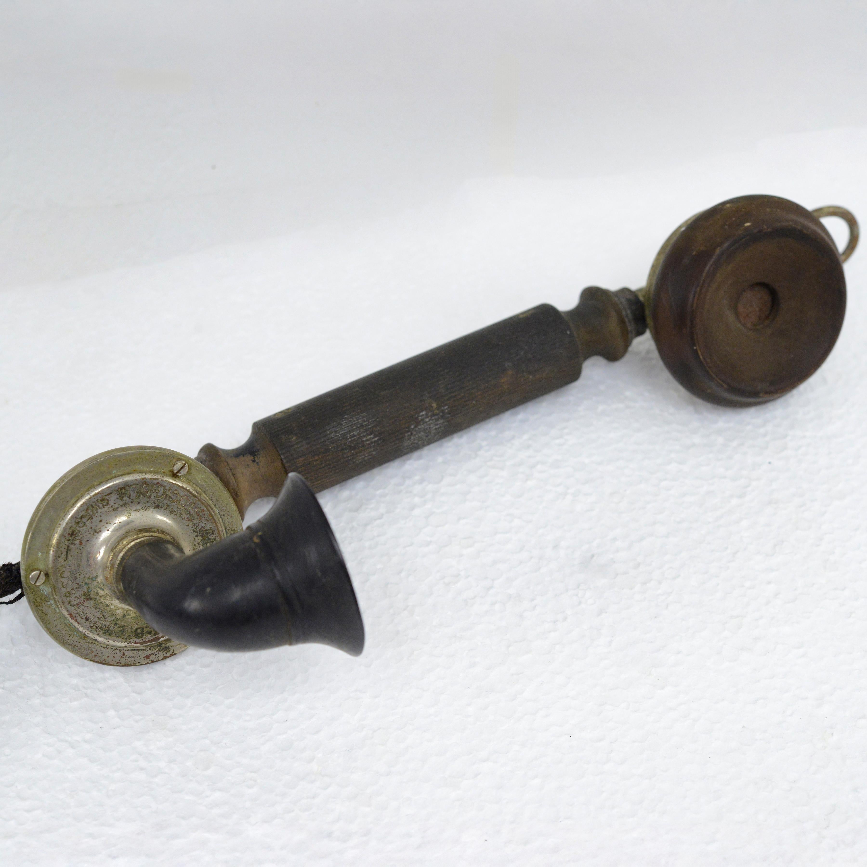 20ième siècle 1925 Téléphone mural suédois en noyer ancien L.M. Magnéto à manivelle Ericsson AB130 en vente