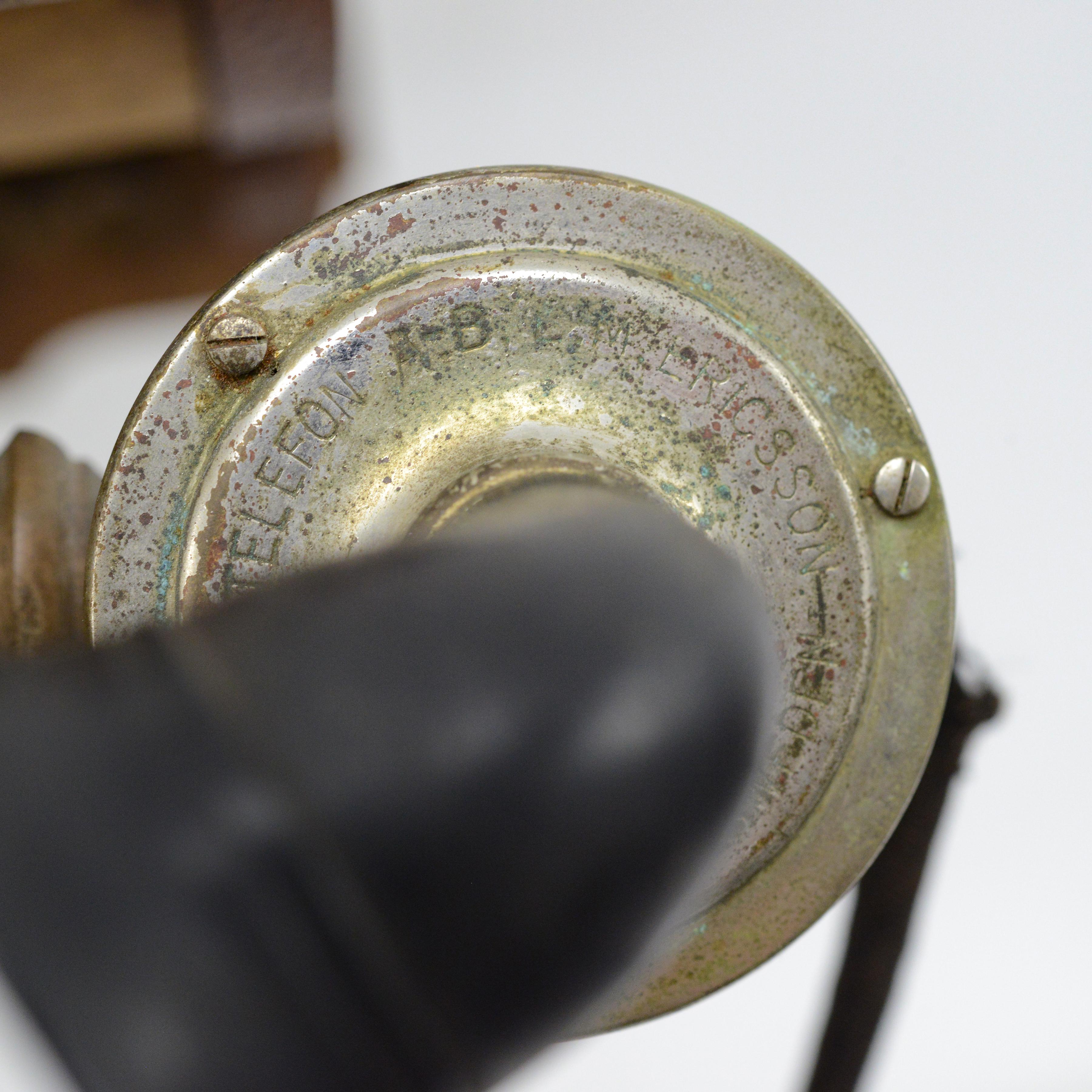 Métal 1925 Téléphone mural suédois en noyer ancien L.M. Magnéto à manivelle Ericsson AB130 en vente