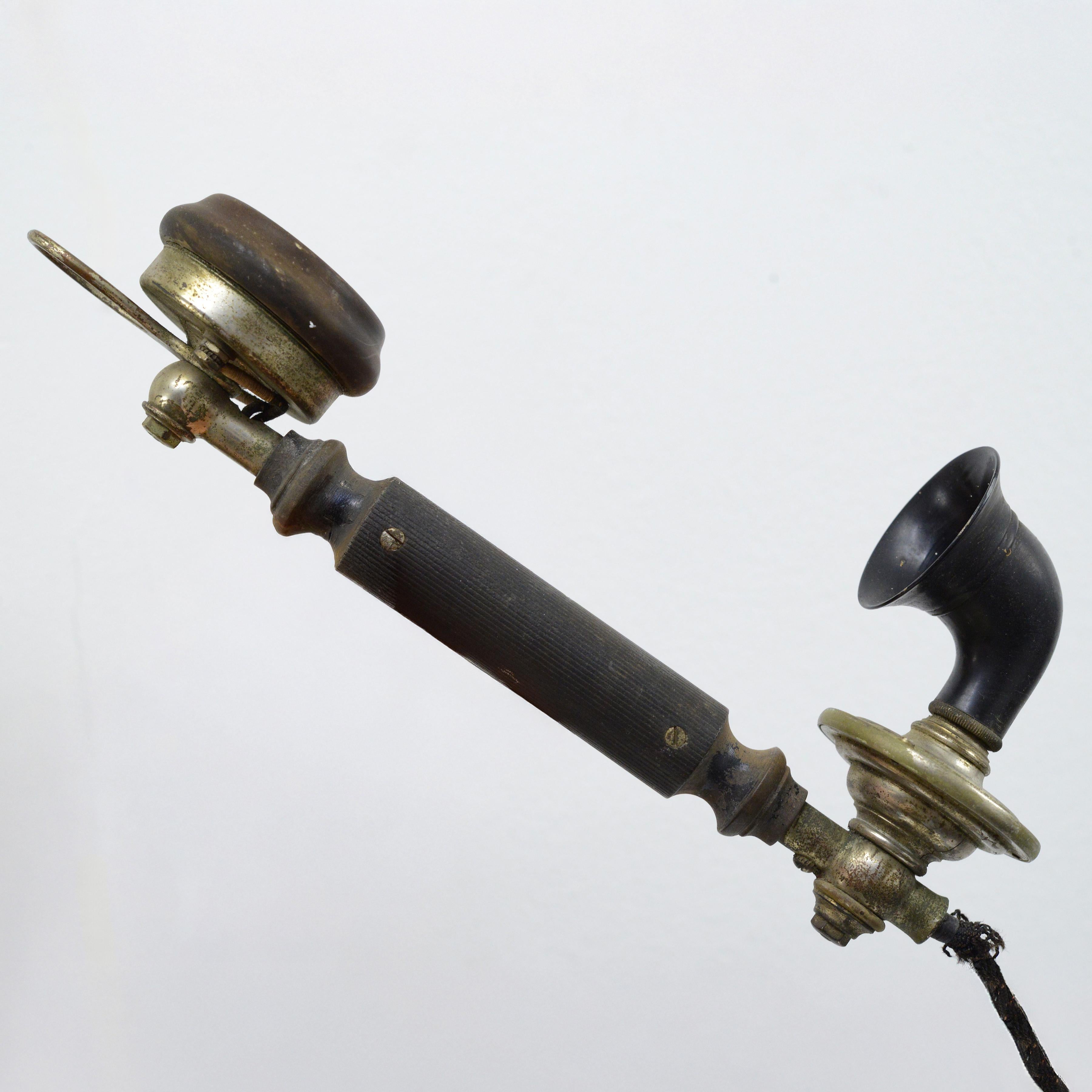 1925 Téléphone mural suédois en noyer ancien L.M. Magnéto à manivelle Ericsson AB130 en vente 2