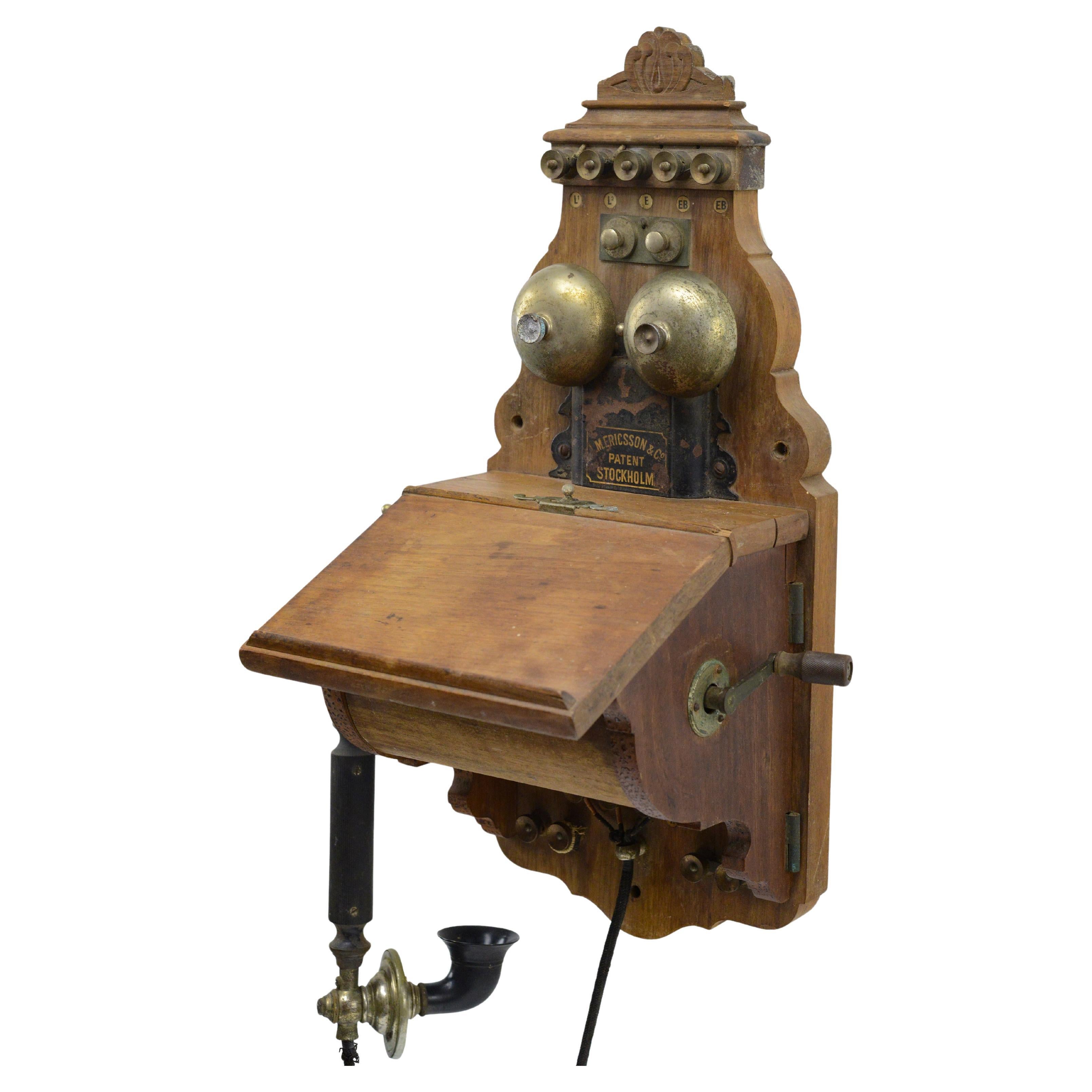 1925 Téléphone mural suédois en noyer ancien L.M. Magnéto à manivelle Ericsson AB130 en vente