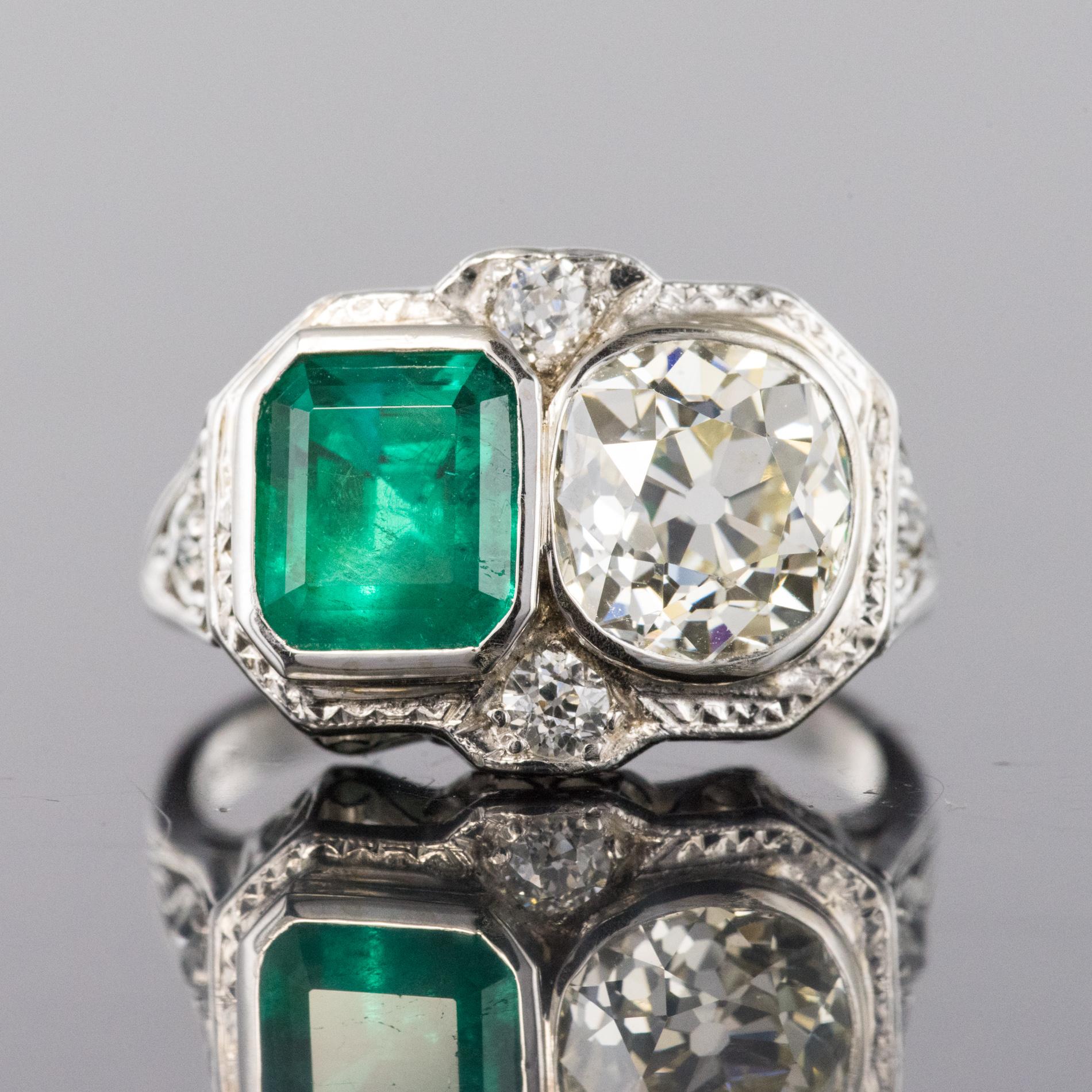 1925s Art Deco 2 Carat Emeralds 2.20 Carat Diamonds Platinum Ring In Good Condition For Sale In Poitiers, FR