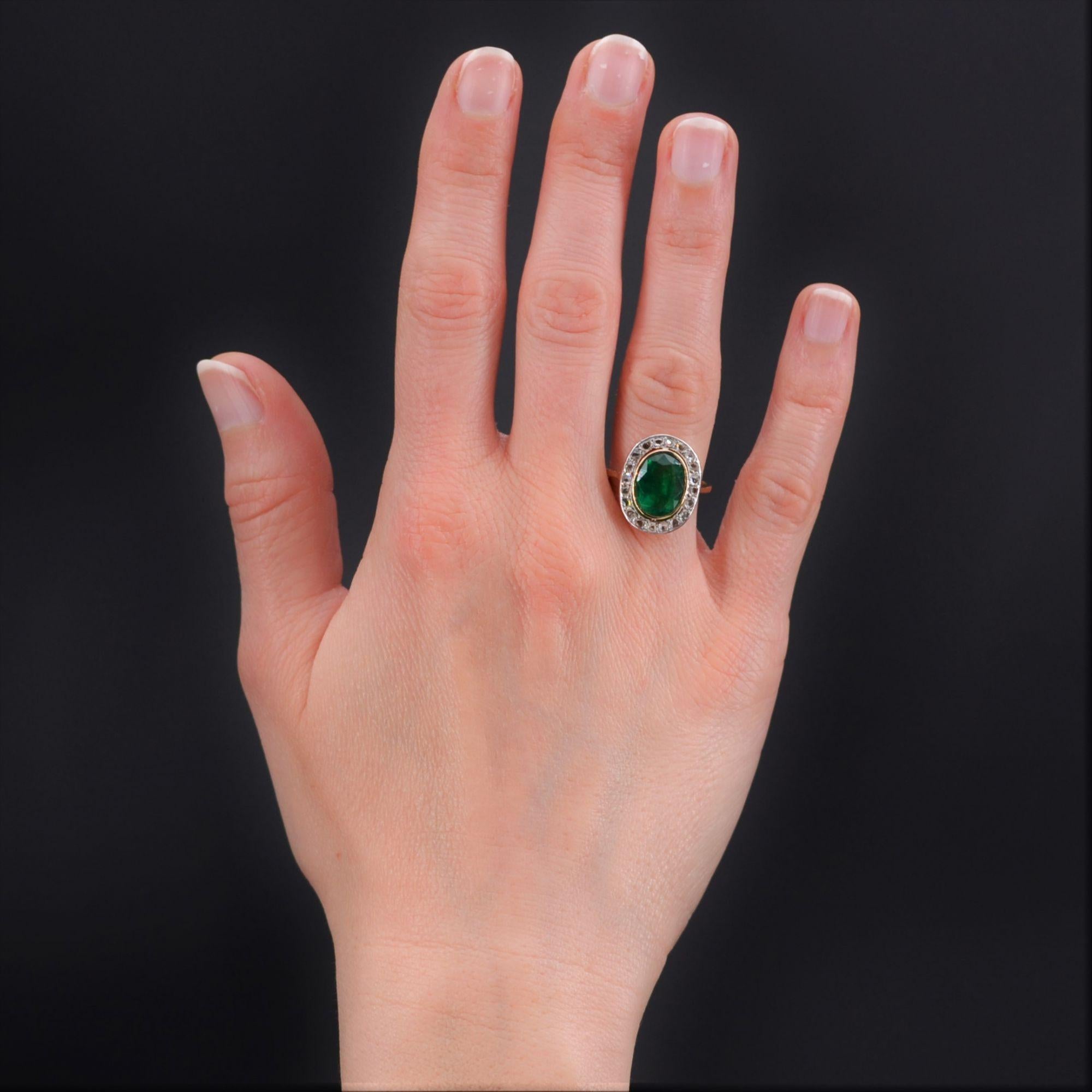 Ring in 18 karat yellow gold ring, owl hallmark and platinum, mascaron hallmark.
Sumptuous antique ring, it is decorated in the center, in closed setting, of a splendid emerald with intense and luminous green in a surrounding of rose- cut diamonds,