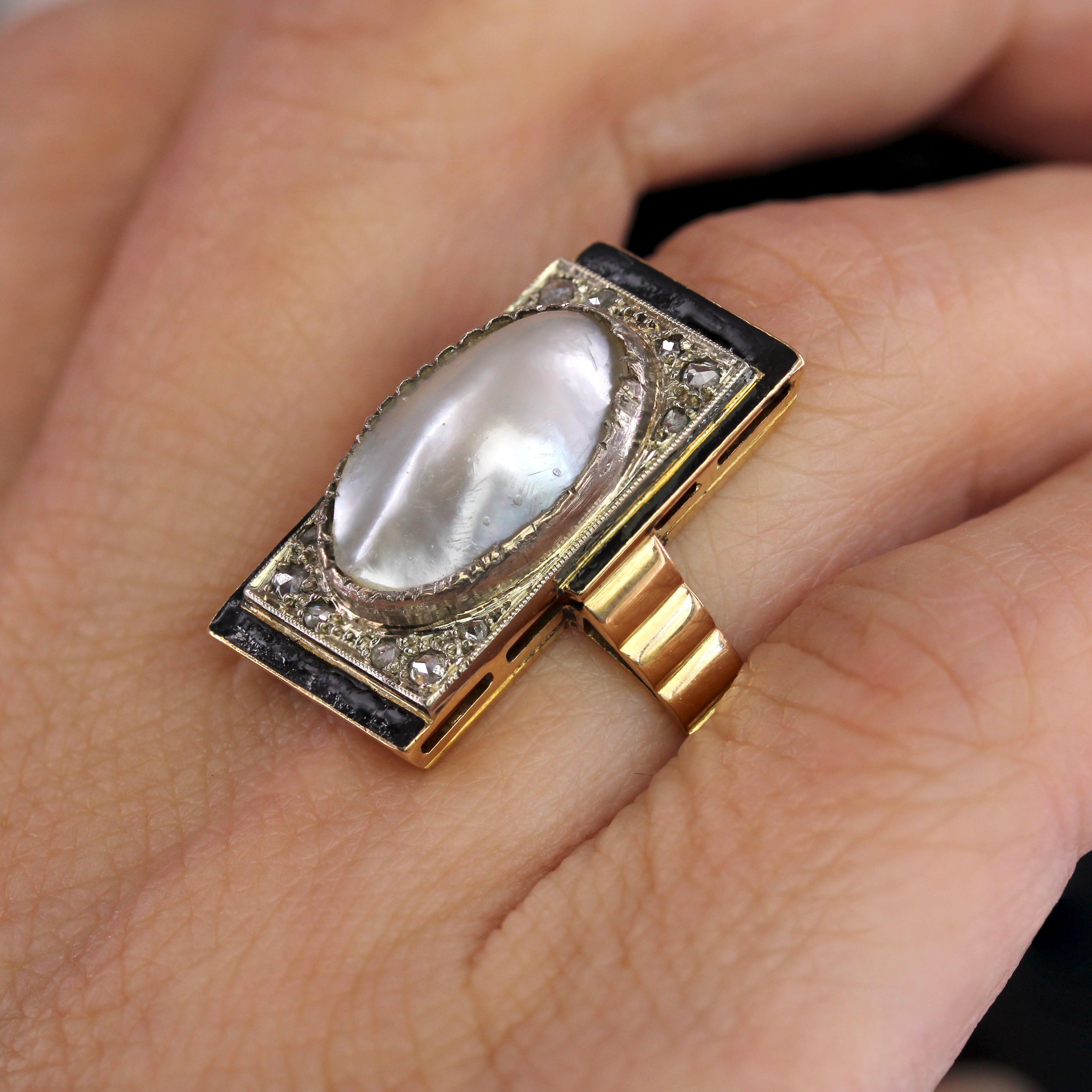 Anello Art Deco del 1925 con smalto nero e perle Mabe e diamanti in oro giallo 18 carati in vendita 4