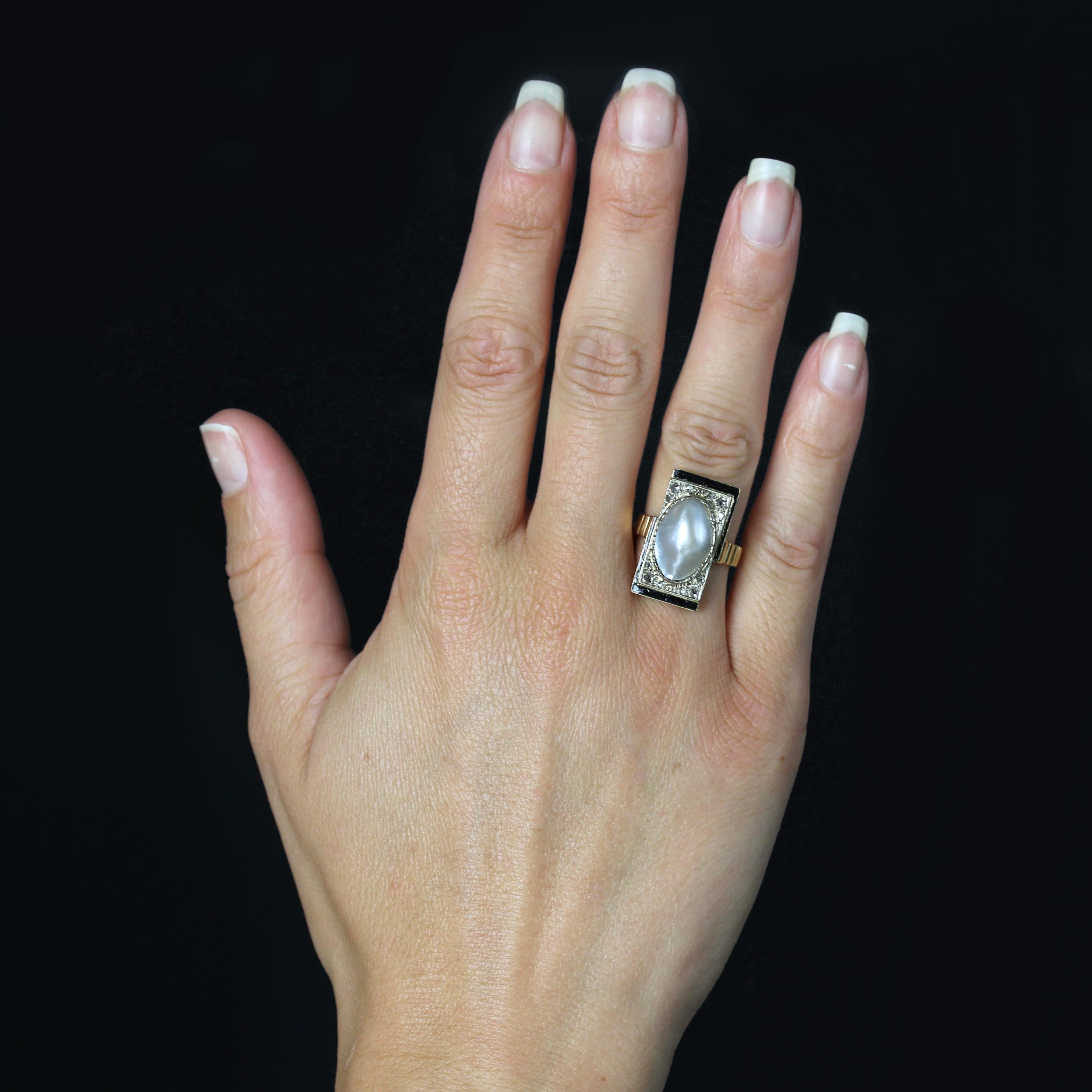 Anello in oro giallo 18 carati.
Un sublime anello Art Déco con una montatura geometrica e asimmetrica, ornata al centro da una perla Mabé incastonata. Diamanti taglio rosa 4x3 ornano i quattro angoli della montatura e un doppio motivo asimmetrico è