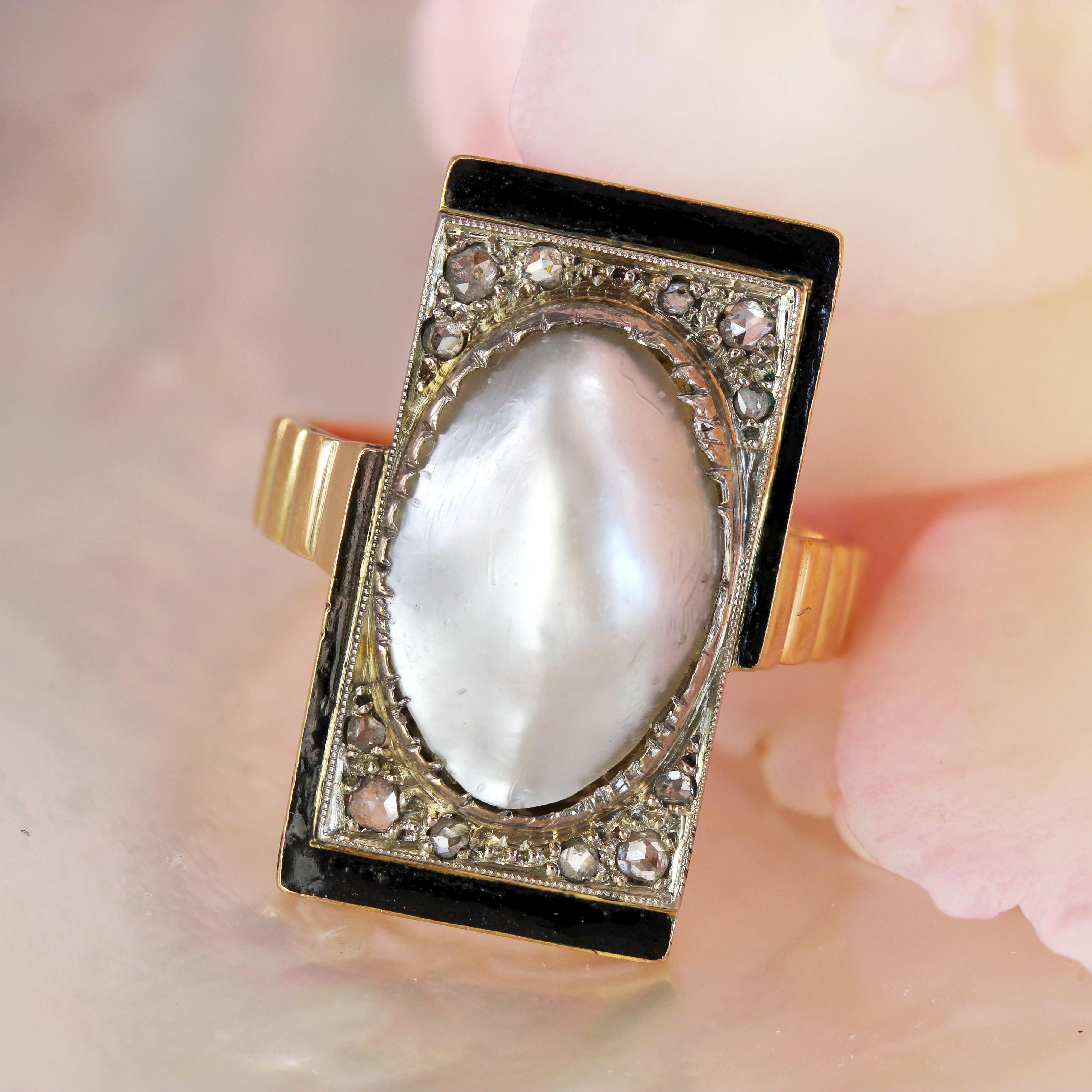 Art Déco Anello Art Deco del 1925 con smalto nero e perle Mabe e diamanti in oro giallo 18 carati in vendita