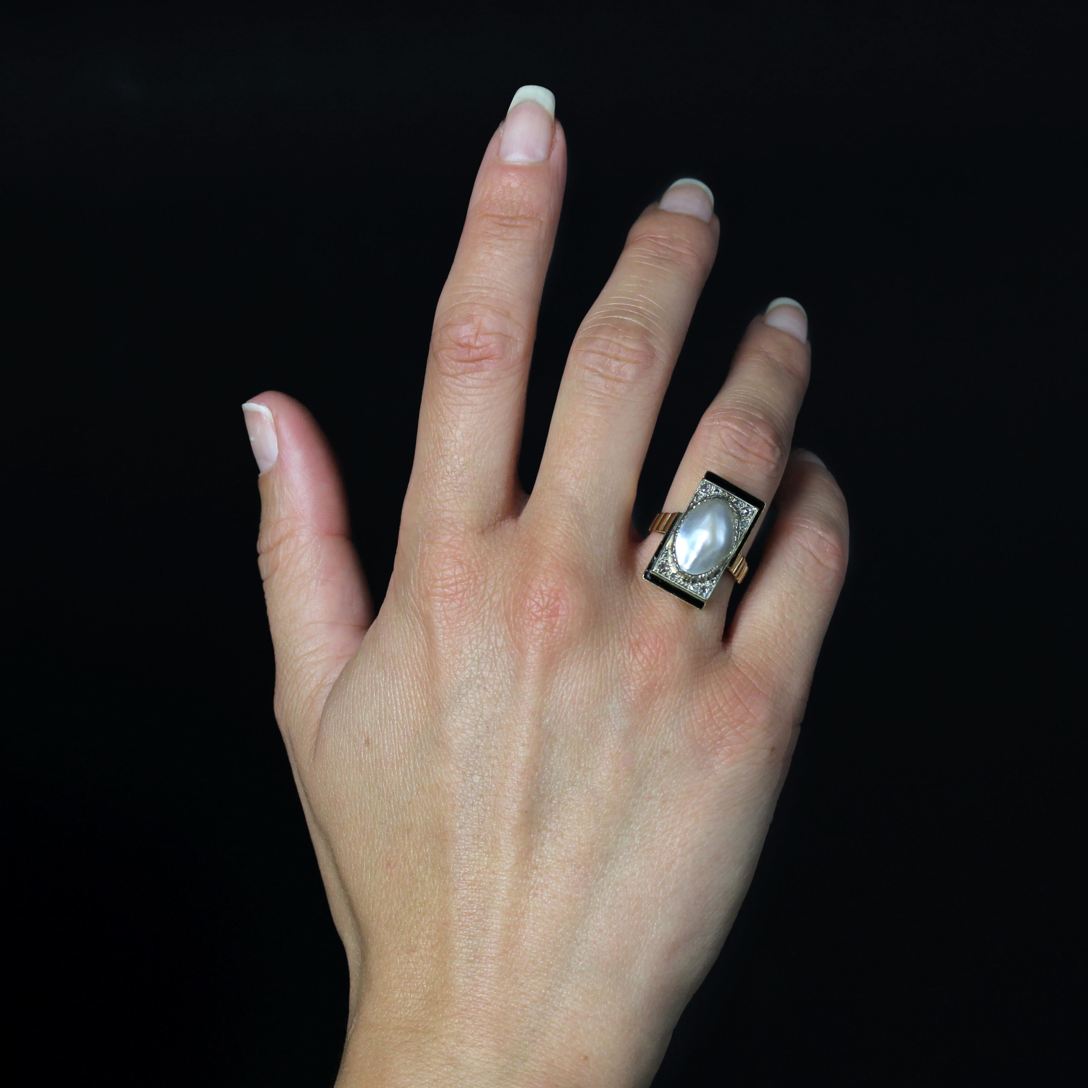 Taglio a rosa Anello Art Deco del 1925 con smalto nero e perle Mabe e diamanti in oro giallo 18 carati in vendita