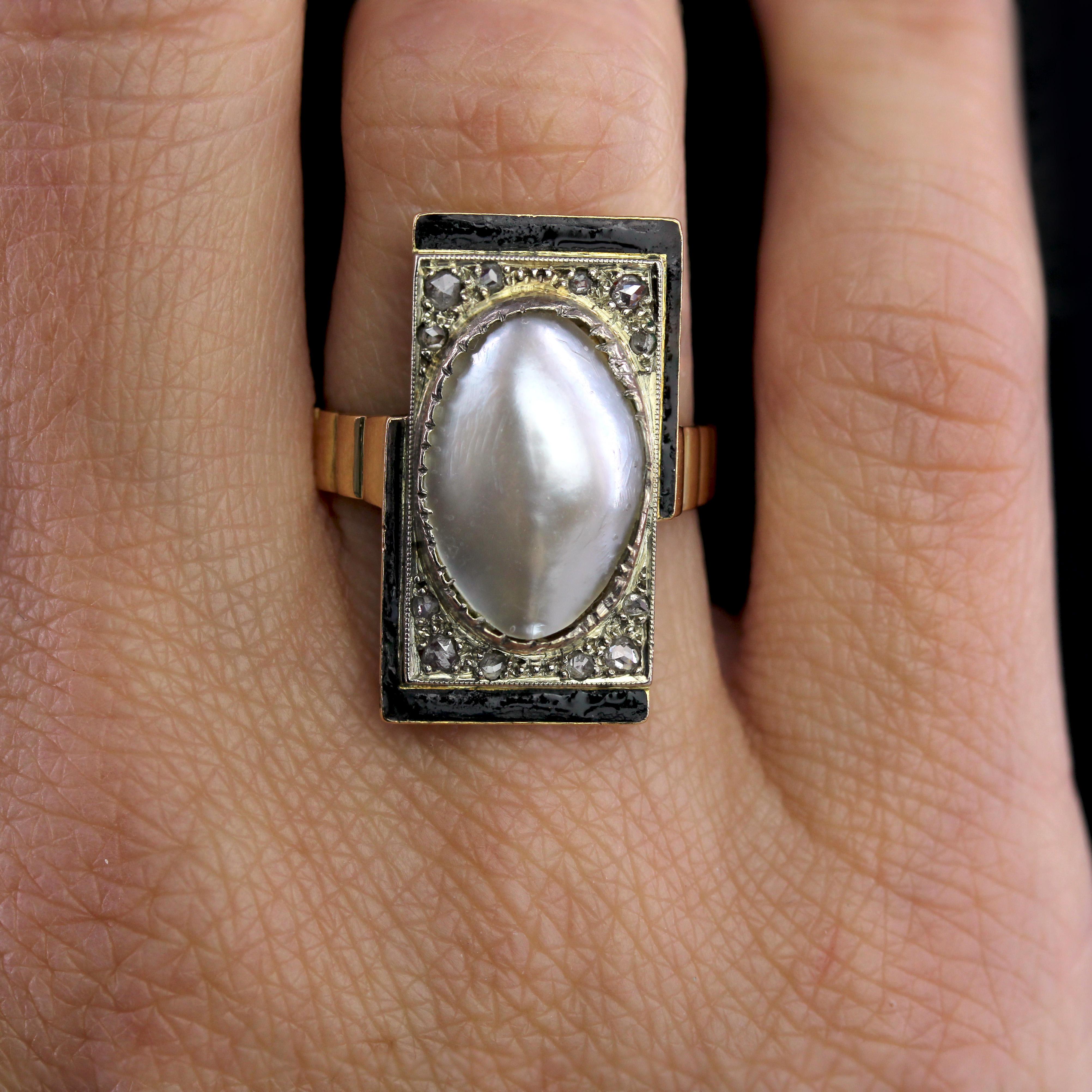 Donna Anello Art Deco del 1925 con smalto nero e perle Mabe e diamanti in oro giallo 18 carati in vendita