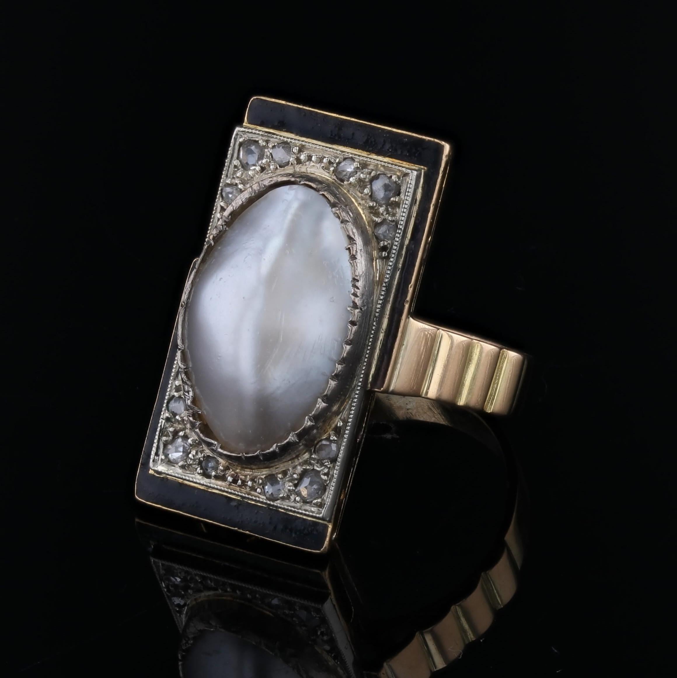 Anello Art Deco del 1925 con smalto nero e perle Mabe e diamanti in oro giallo 18 carati in vendita 1