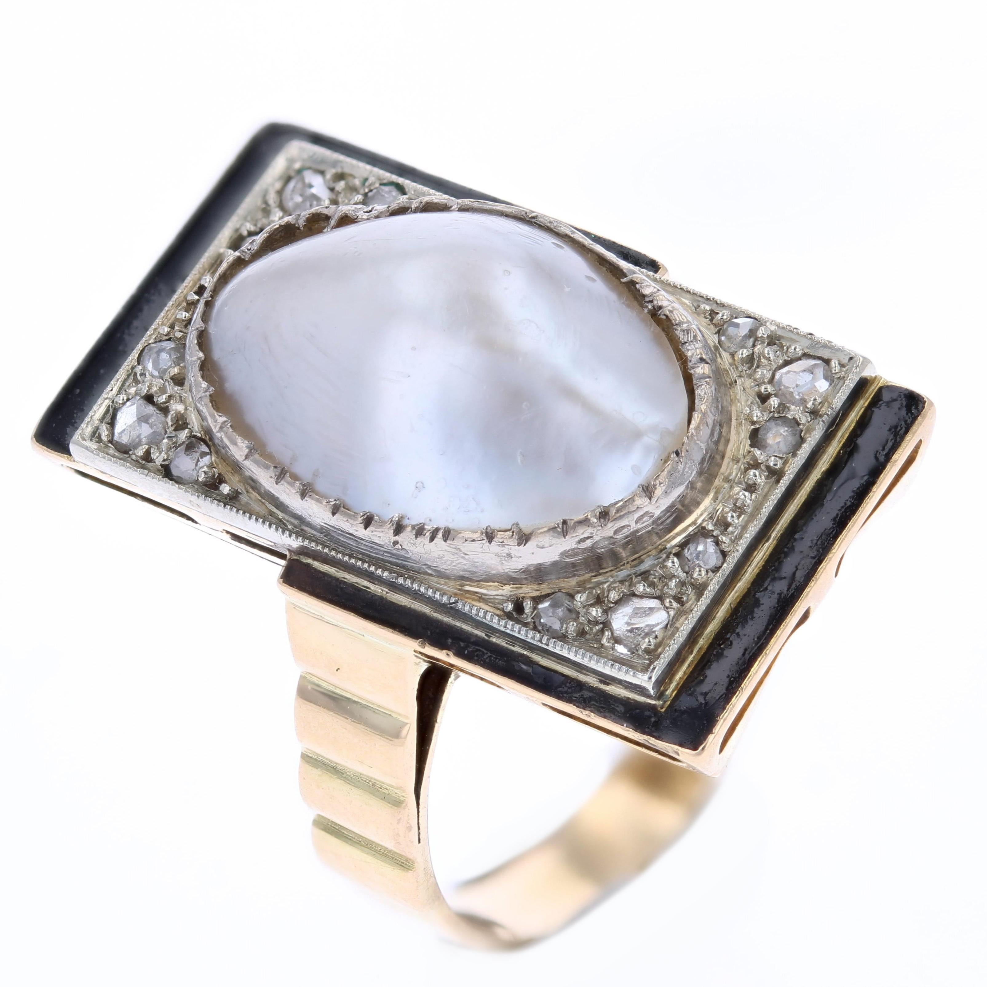 Anello Art Deco del 1925 con smalto nero e perle Mabe e diamanti in oro giallo 18 carati in vendita 3