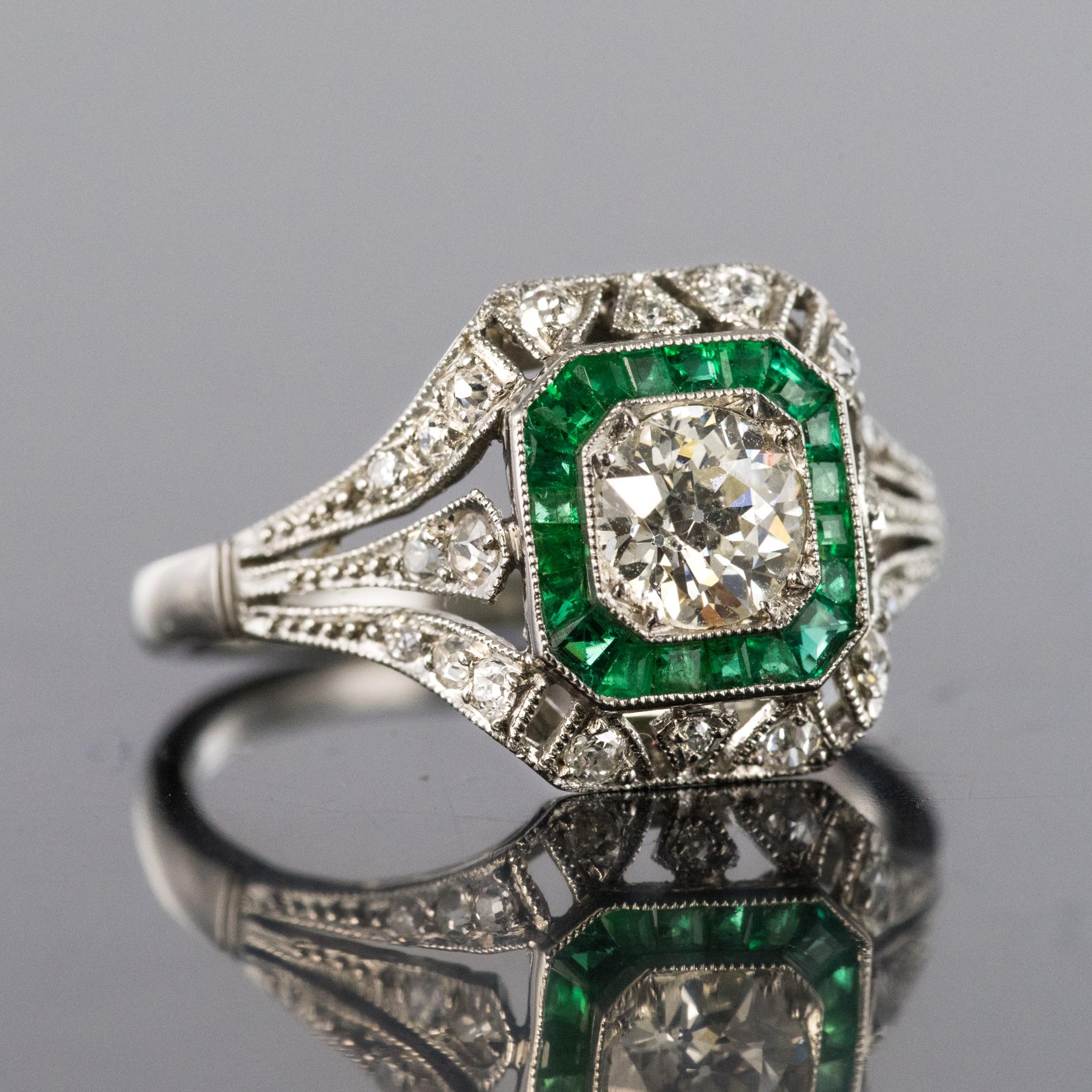 1925s Art Deco Calibrated Emeralds Diamonds Platinum Ring In Excellent Condition In Poitiers, FR