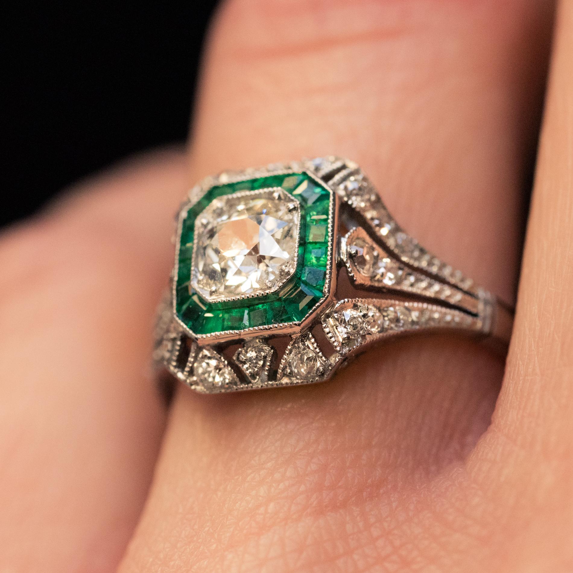 Women's 1925s Art Deco Calibrated Emeralds Diamonds Platinum Ring