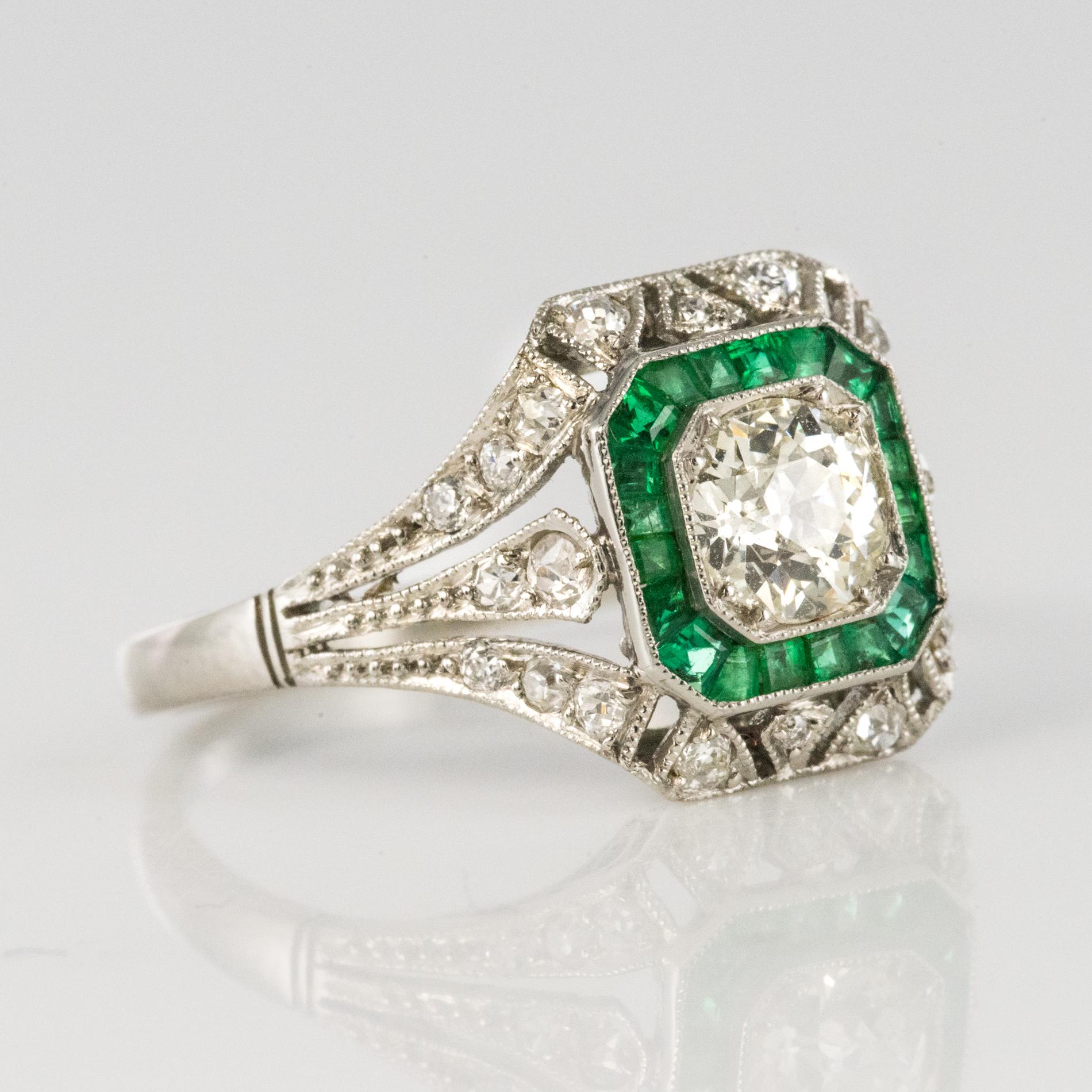 1925s Art Deco Calibrated Emeralds Diamonds Platinum Ring 4