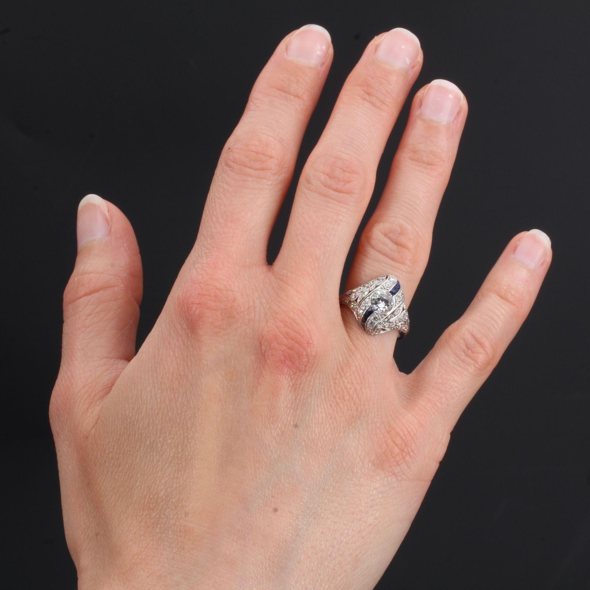 Ring aus Platin.
Prächtiger Art-Déco-Ring, der eine durchbrochene Kuppel aus mit Diamanten besetzten Pflanzendekorationen bildet. In der Mitte ist ein antiker Diamant im Brillantschliff geschlossen gefasst, der auf beiden Seiten von einer