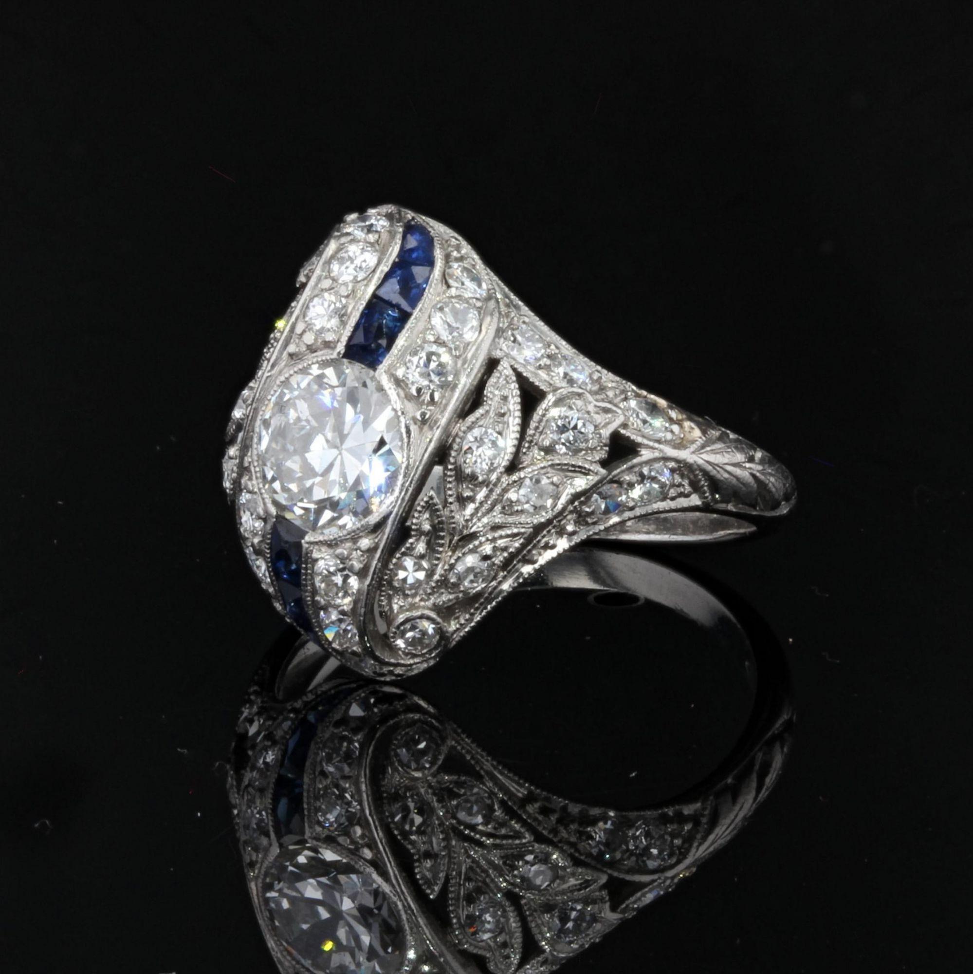 1925s Art Deco Calibrated Sapphire Diamonds Platinum Ring In Good Condition For Sale In Poitiers, FR