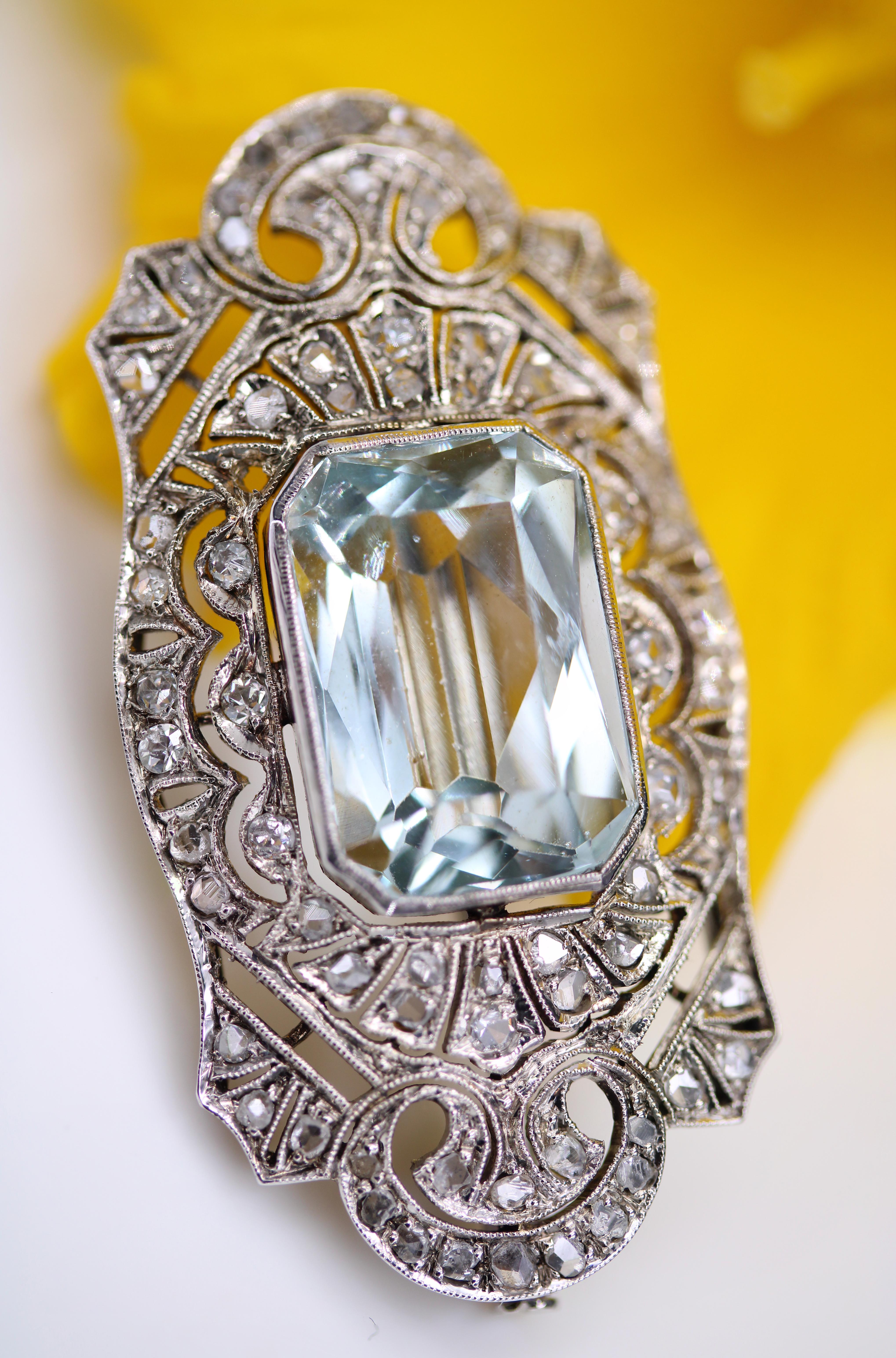 1925s Art Deco Diamond Aquamarine 18 Karat White Gold Brooch For Sale 5