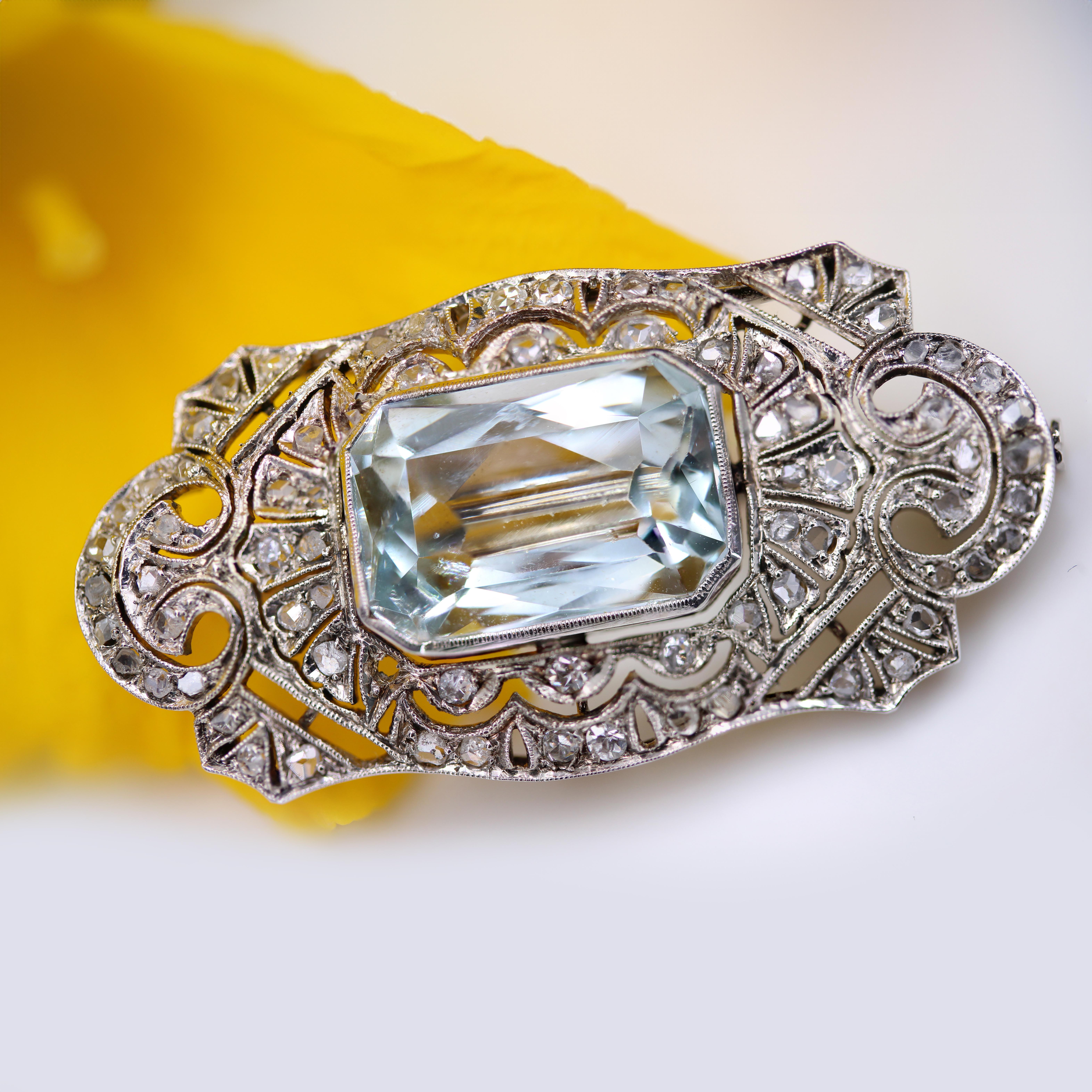 1925s Art Deco Diamond Aquamarine 18 Karat White Gold Brooch For Sale 6