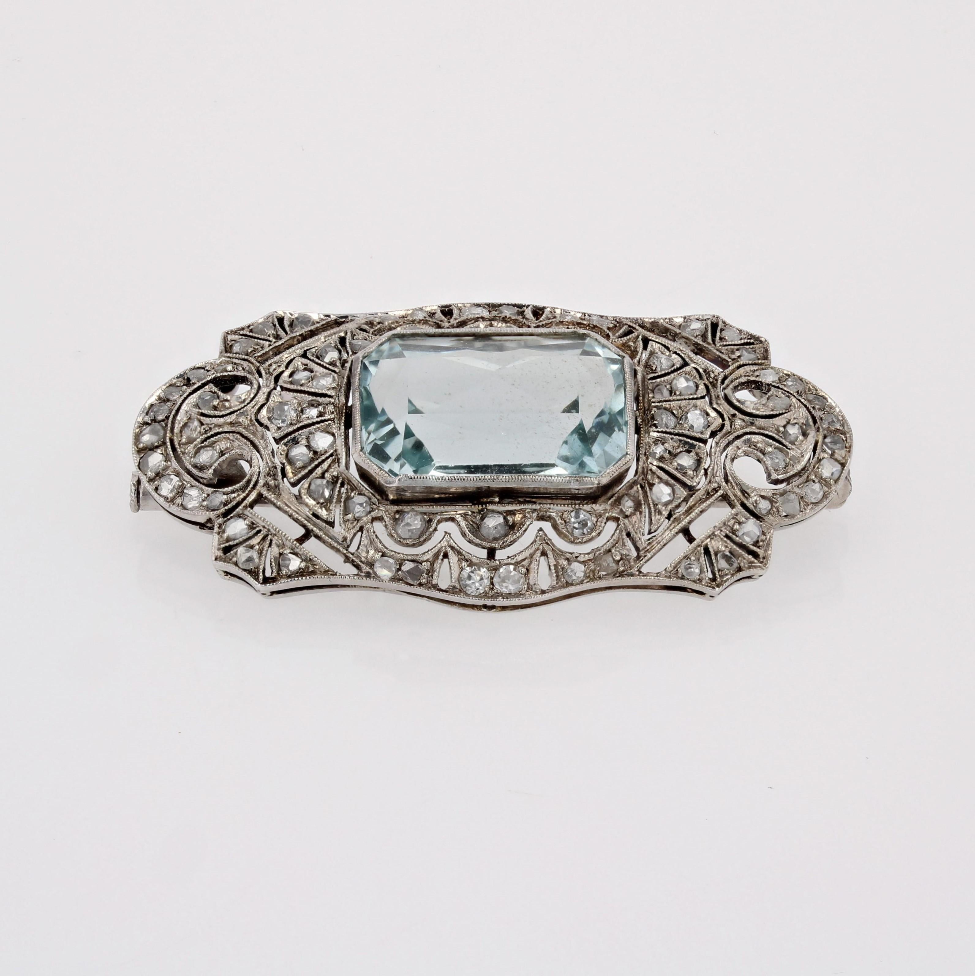 1925s Art Deco Diamond Aquamarine 18 Karat White Gold Brooch In Good Condition For Sale In Poitiers, FR