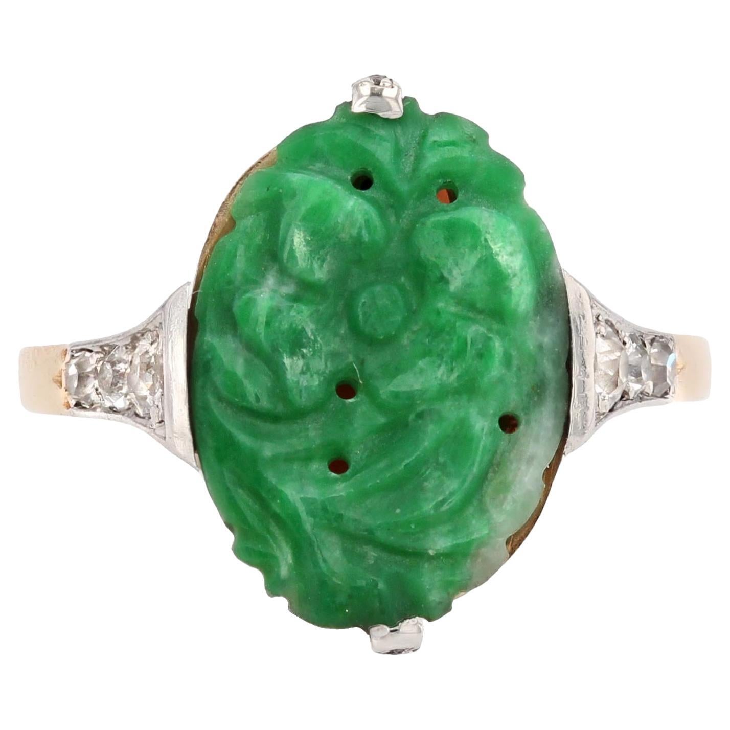 Anello Art Déco del 1925 con giada incisa e diamanti in oro giallo 18 carati in vendita