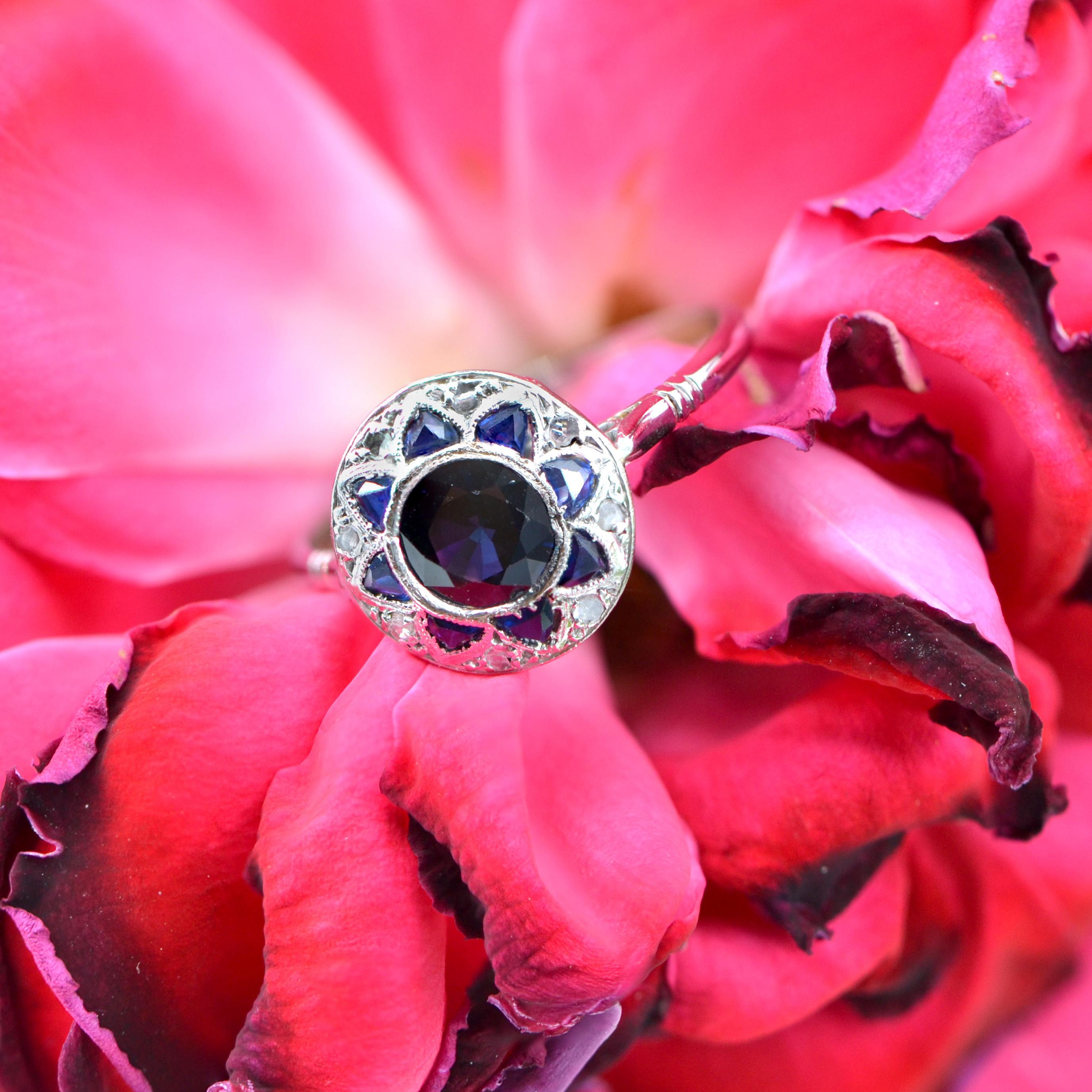 1925s Art Deco Sapphire Diamonds 18 Karat White Gold Round Shape Ring In Good Condition In Poitiers, FR
