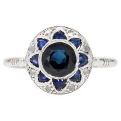 Anello Art Deco del 1925 con zaffiro e diamanti in oro bianco 18 carati a forma rotonda
