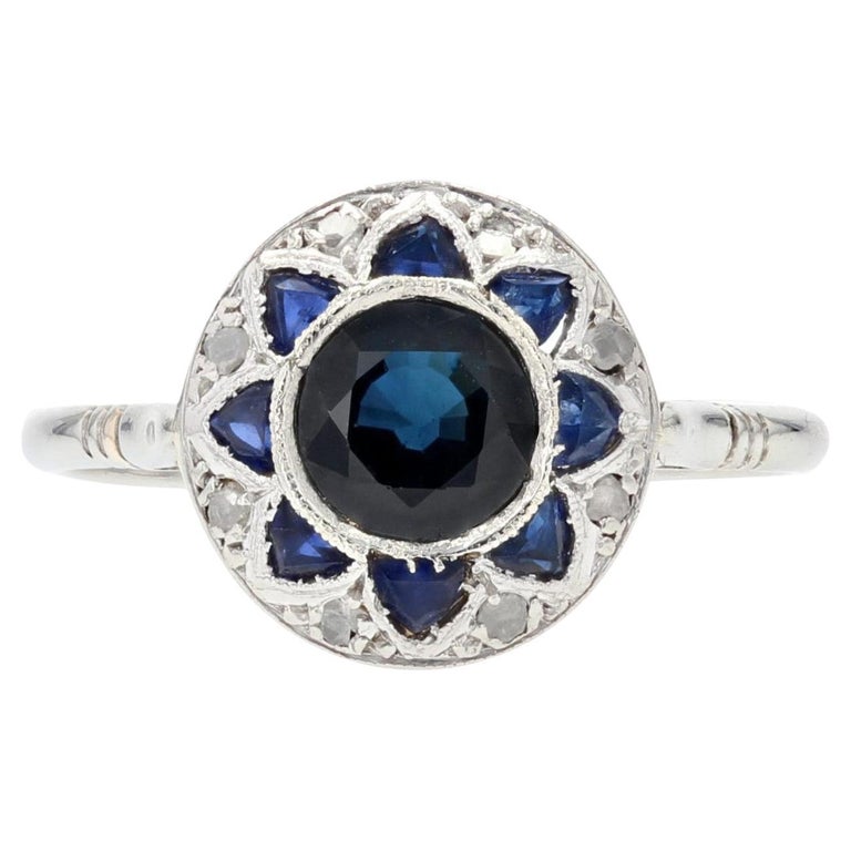 1925s Art Deco Sapphire Diamonds 18 Karat White Gold Round Shape Ring For Sale