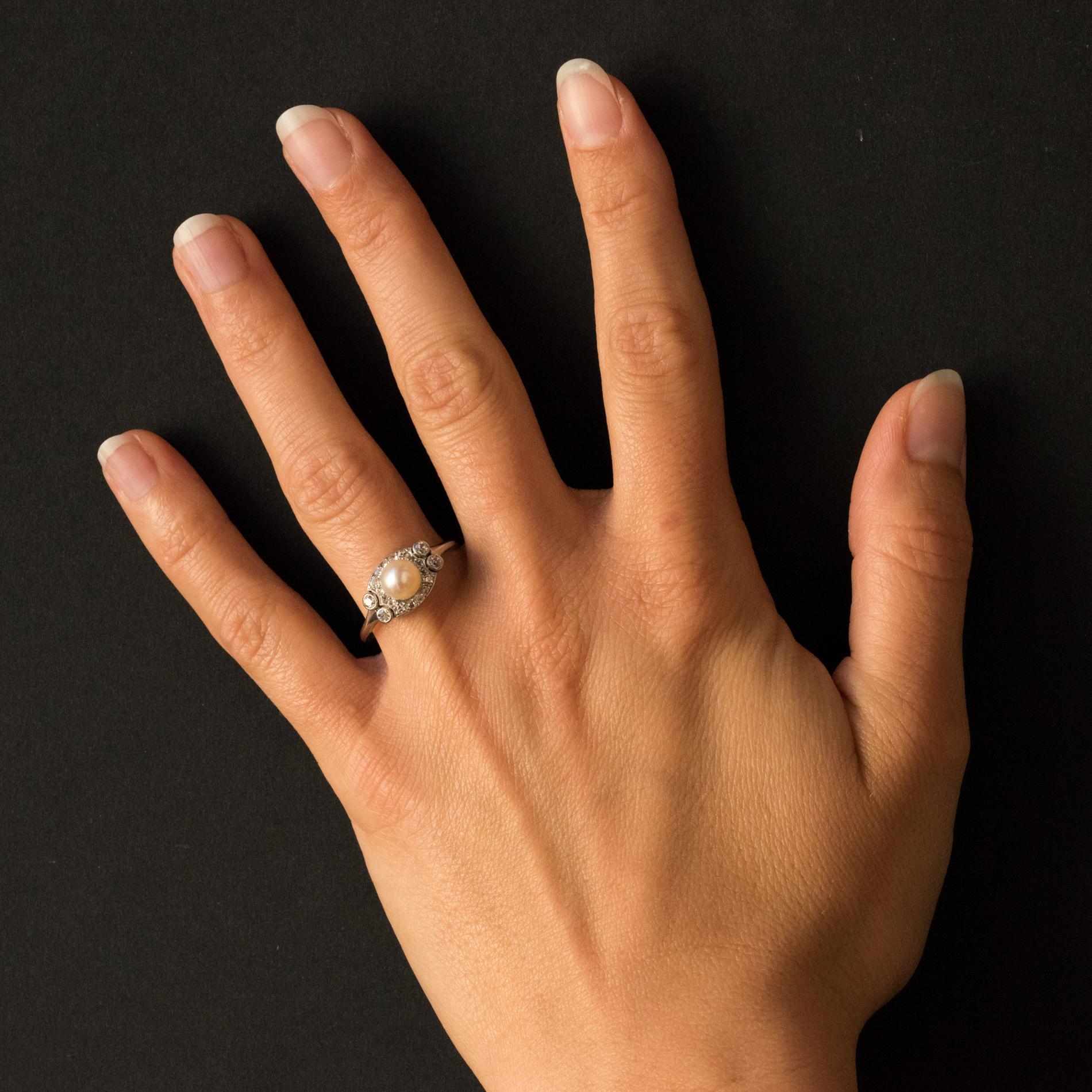 Platinring, Hundekopfpunze.
Dieser elegante antike Ring ist auf seiner ovalen Spitze mit Diamanten im Rosenschliff besetzt und hat die Größe 8/8. Auf beiden Seiten des Rings sind 2 x 2 Diamanten im Antikschliff gefasst. In der Mitte befindet sich