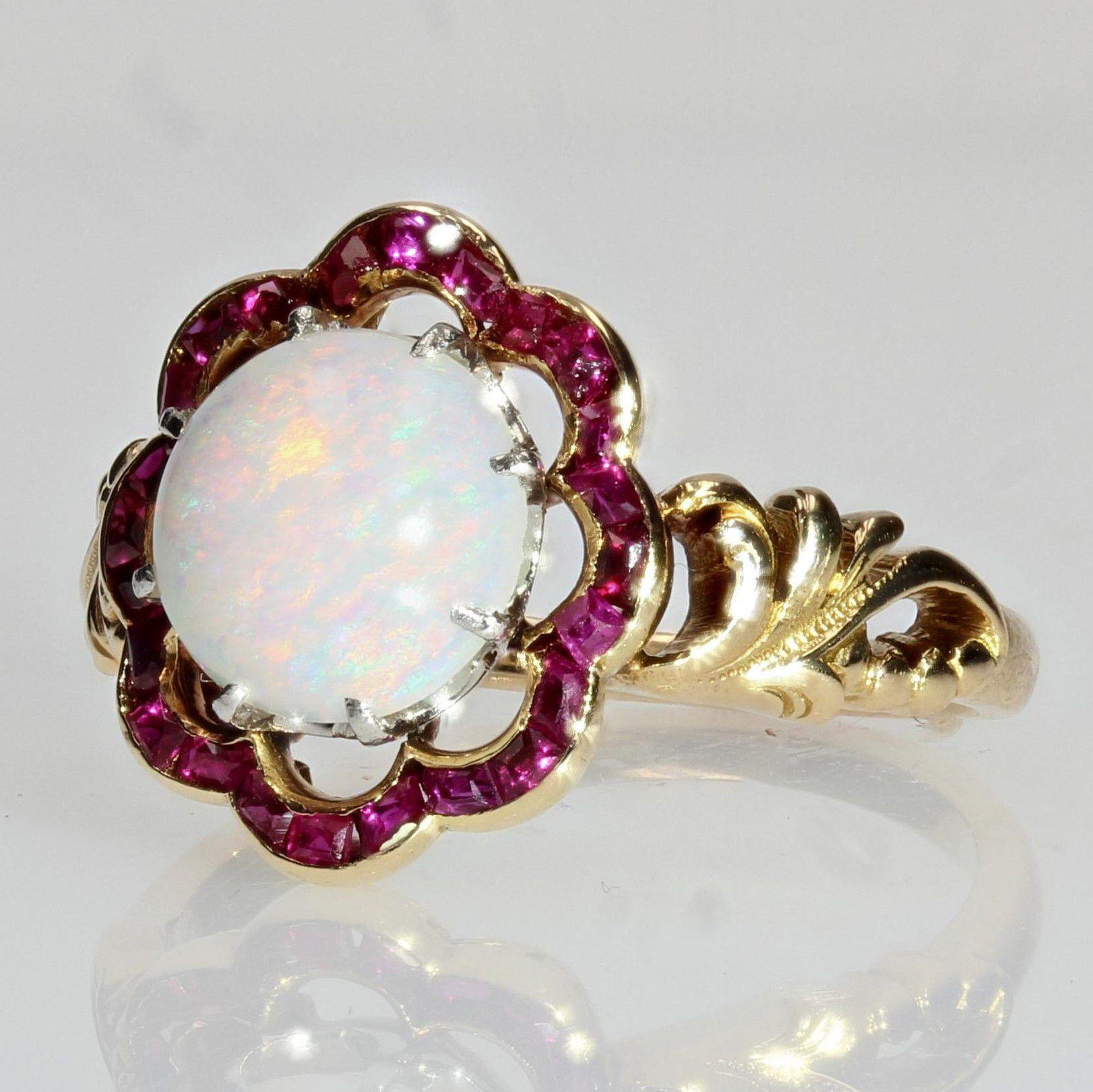 1925 Opal Calibrated Ruby 18 Karat Yellow Gold Ring In Good Condition For Sale In Poitiers, FR